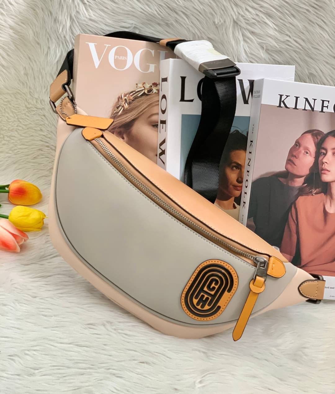 OUTTLET 】Rivington Belt Bag In Colorblock With Coach Patch (F959) Silver รุ่นที่ถามกันมาเยอะเลยคะ! สวยงามใช้ได้ทั้งชาย//หญิงเลยจร้า 🌈 Coach Belt Bag ใบใหญ่คะ! กระเป๋าคาดอกด้านหน้า//คาดไปทางด้านหลัง//หรือคาดเอวได้ ตามแต่ความถนัดได้เลยนะคะ หนังแท้ น