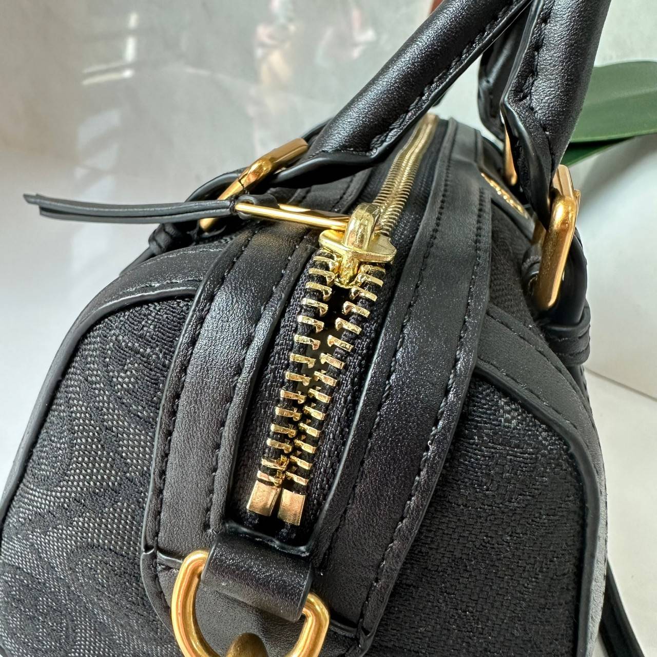 Small TORY BURCH T MONOGRAM PETITE BARREL BAG in black / Tory Bucket Bag สีดำคลาสสิก กระเป๋าทรงขนมจีบ กระเป๋าทรงหมอนดีไซส์มินิน่ารัก