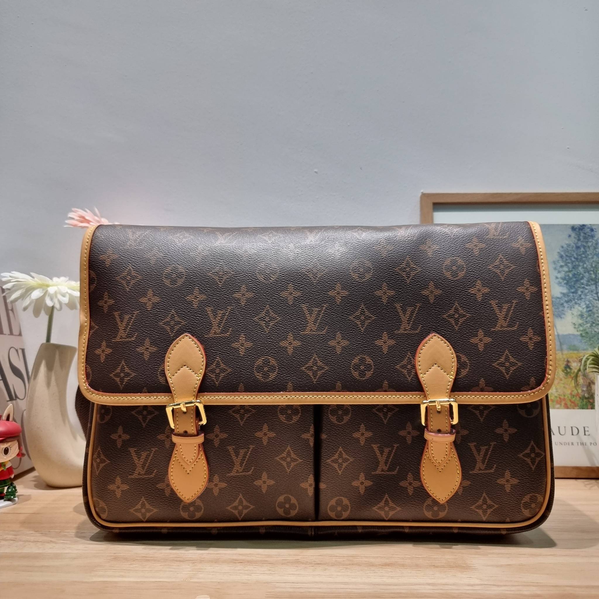 LV Vintage Monogram Sac Gibeciere GM messenger / LV GIBECIERE CROSSBODY BAG กระเป๋าสะพายข้างใบใหญ่ ทรงแมสเซนเจอร์ เอาใจหนุ่มๆ ดีไซน์วินเทจ ย้อนยุค คลาสสิคไม่มีเบื่อ วัสดุหนังแคนวาส ทนทาน