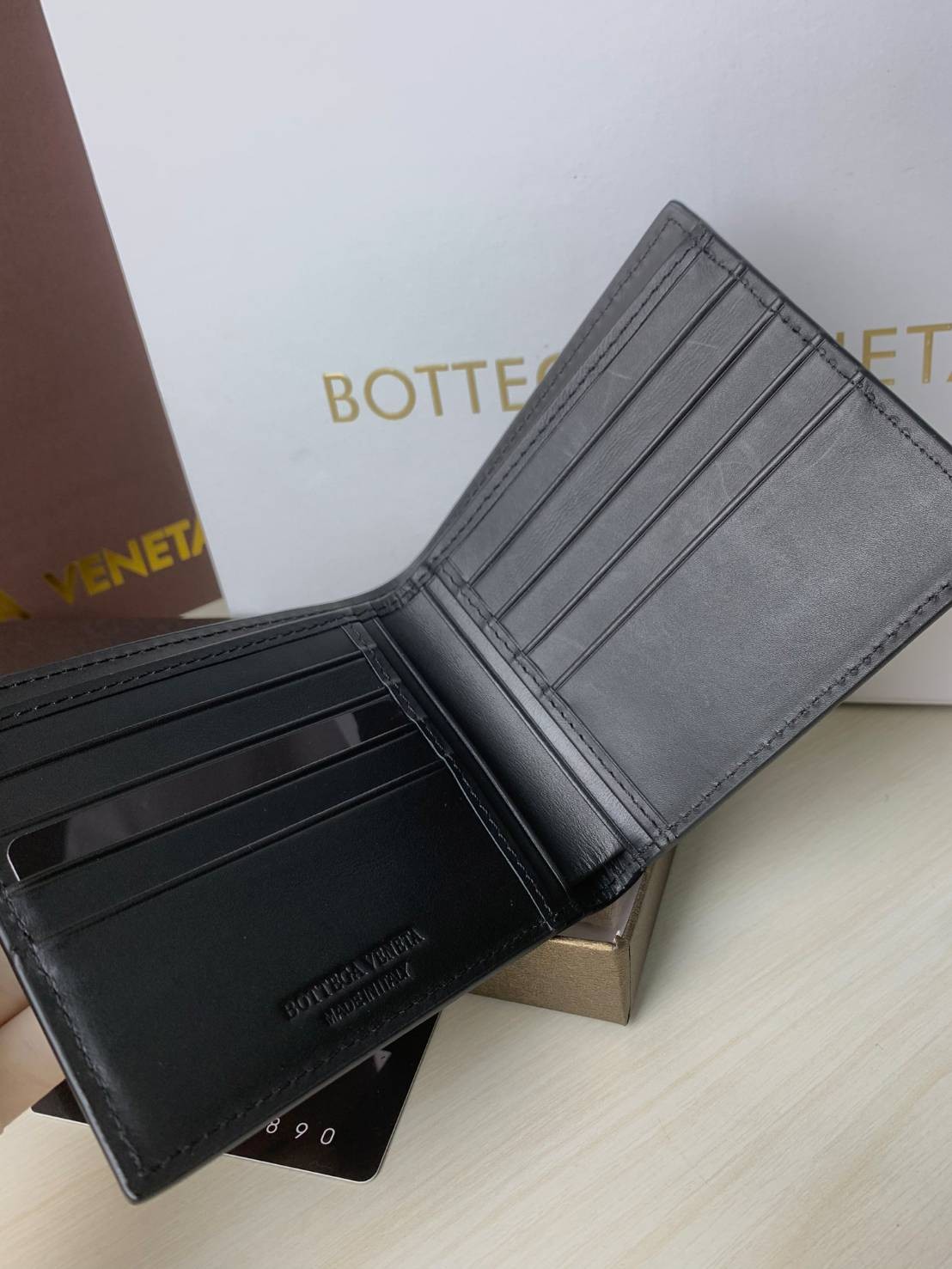 VIP 】BOTTEGA VENATA WALLET กระเป๋าสตางค์ใบสั้นคุณผู้ชาย รุ่นตามหา มาเท่าไหร่ไม่เคยพอเลยค่า เป็นรุ่นคลาสสิกที่หยิบมาใช้งานได้บ่อยที่สุด งานหนังลูกวัวแท้ทั้งใบสวยมากนะคะ ใช้ทนทานได้นานเลยค่ะ ภาพสินค้าถ่ายจากงานขายจริง พร้อมส่งที่ไทยราคาสุดคุ้มห้ามพลาดค่ะ!