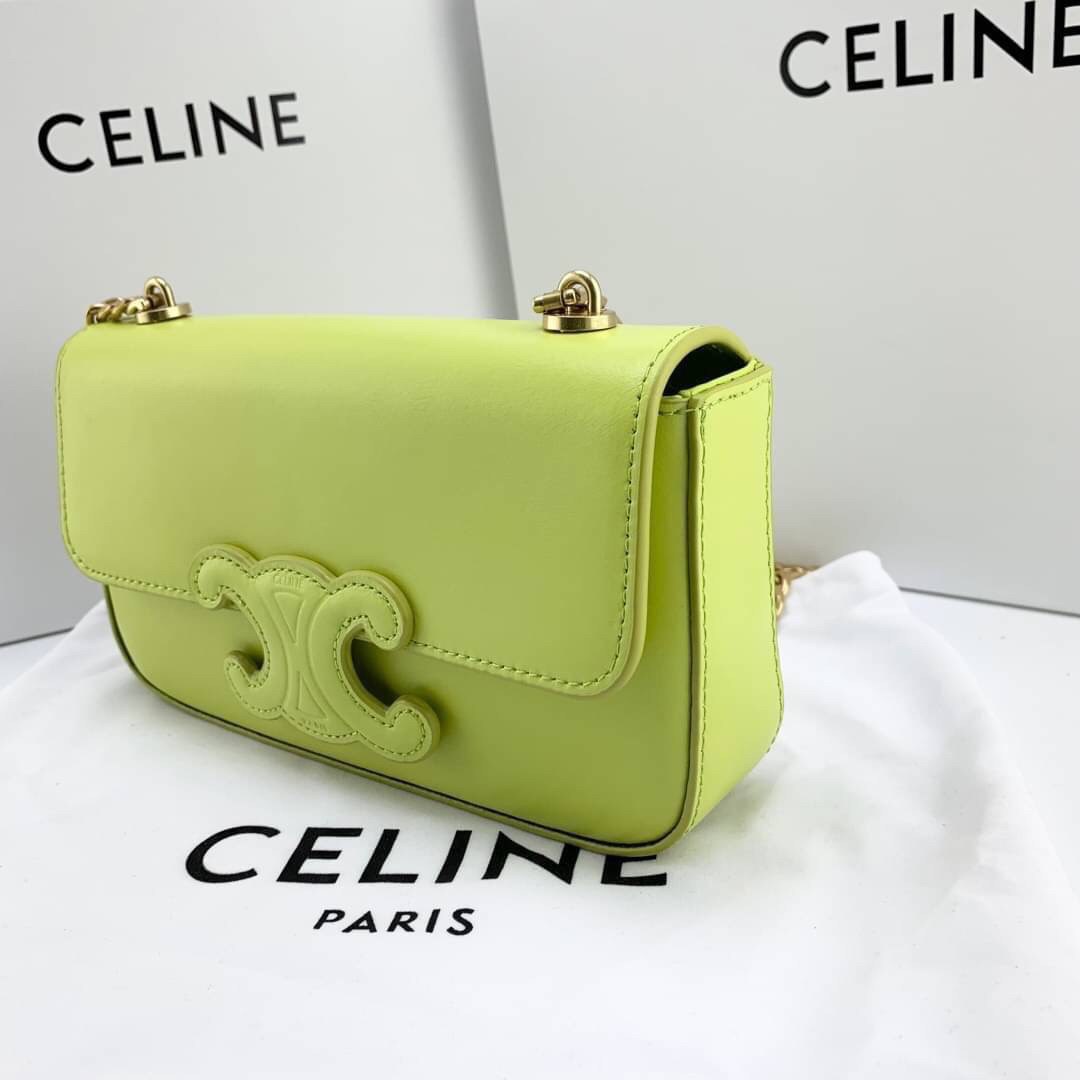 หนังแท้ CELINE CHAIN SHOULDER BAG CUIR TRIOMPHE IN SHINY CALFSKIN ANIS / CELINE TRIOMPHE SHOULDER BAG หนังแท้ทั้งใบสวยหรู แบบใหม่ล่าสุด โลโก้หนังคลาสิกที่สุดค่ะ จุของได้กำลังดี เหมาะกับสาวๆในวันที่อยากครอสบอดี้ชิลๆ ห้ามพลาดค่ะ!