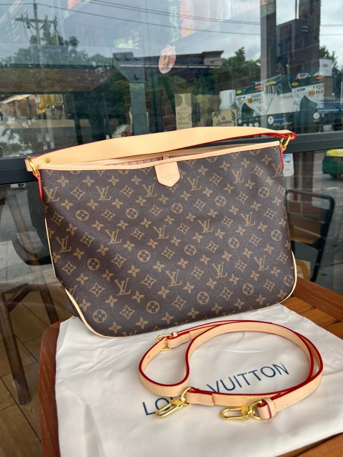Louis Vuitton Monogram Delight Canvas กระเป๋าสะพายข้างทรงสูงใบใหญ่หนังแกะสังเคราะห์ หูหิ้วปั้มโลโก้ ด้านในมี1ช่องซิป 1ช่องใส่ของจุกจิ๊ก อะไหล่ทองหรูหรา มีสายยาว ถอดสายได้ ปรับระดับได้ จุของได้เยอะ หรูหรา สวยงาม เหมาะกับทุกโอกาศ ต้องมีติดตู้ห้ามพลาดเลยค่า