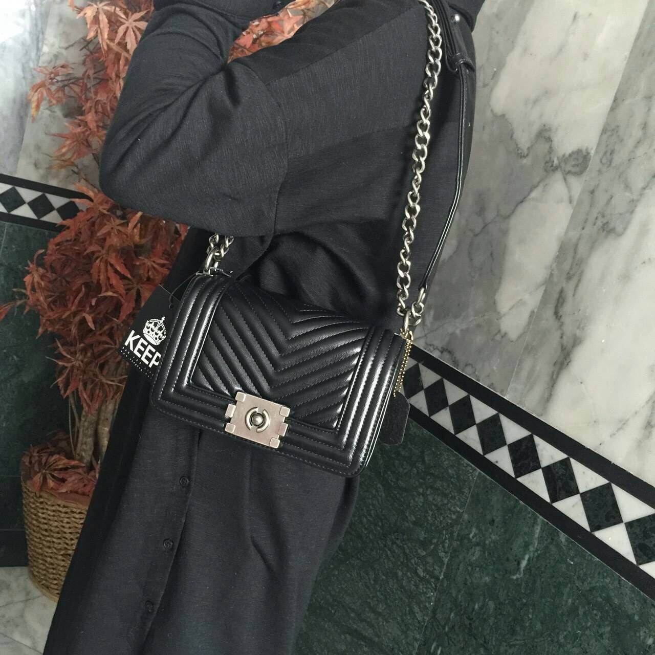 New Arrival!! Keep chain medium shoulder bag กระเป๋าทรงยอดฮิตคะ รุ่นนี้รับประกันความสวย ตัวกระเป๋าหนังเนื้อดี ขนาดกะทัดรัด ภายในสีแดง มีช่องใส่ของจุกจิก สายโซ่ปรับได้ 2 แบบทั้งสายสั้น สายยาว สะพายพาดลำตัวได้คะ น่ารักมาก ใส่ มิกส์ ได้ง่ายกับทุกชุด ใบนี้แนะ