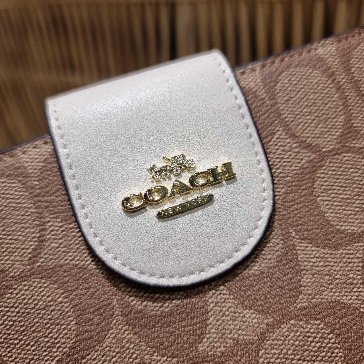 พร้อมส่ง 7 สี COACH C2874 TECH WALLET IN COLORBLOCK SIGNATURE CANVAS จัดให้สีใหม่ก่อนใคร!! ดีไซน์ใหม่ คอลเลคชั่นสวยหรู กระเป๋าสตางค์พร้อมสายคล้องมือ ง่ายต่อชีวิตมากจ้า!! มันดีอะไรเบอร์นี้ ใส่ได้ทั้งบัตร และโทรศัพท์ก็ใส่ได้ทุกรุ่น แถมยังมีช่องซิปแยกไปอีก ช