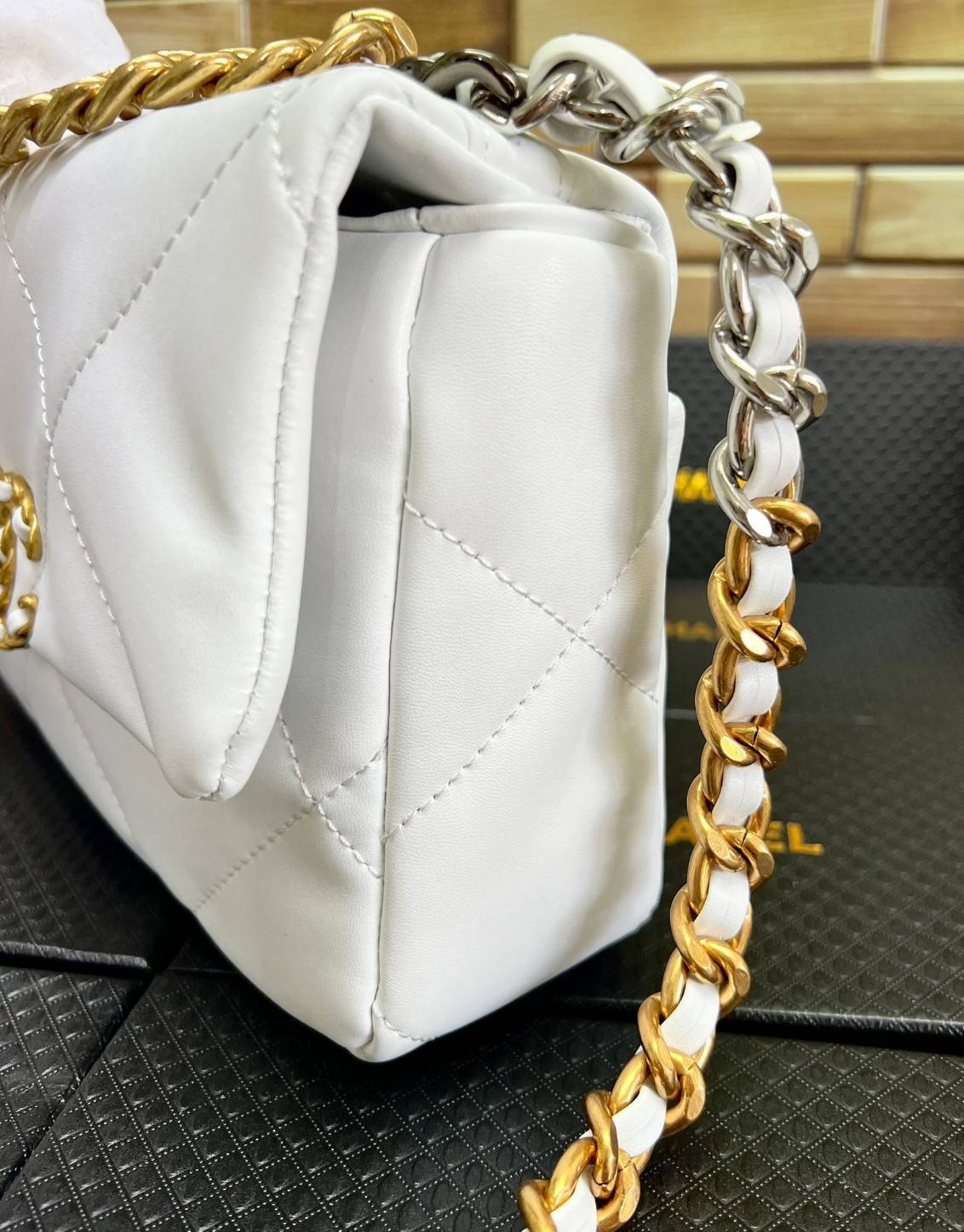 CHANEL 19 FLAP BAG / CHANEL LEATHER SHOULD BAG จำนวนจำกัด_หนึ่งในรุ่นที่สาวๆต้องมีค่า 🌟พร้อมส่ง ที่สุดของความคลาสสิค ห้ามพลาด ก่อนหมดค่ะ! กับกระเป๋าที่สามารถหิ้วได้