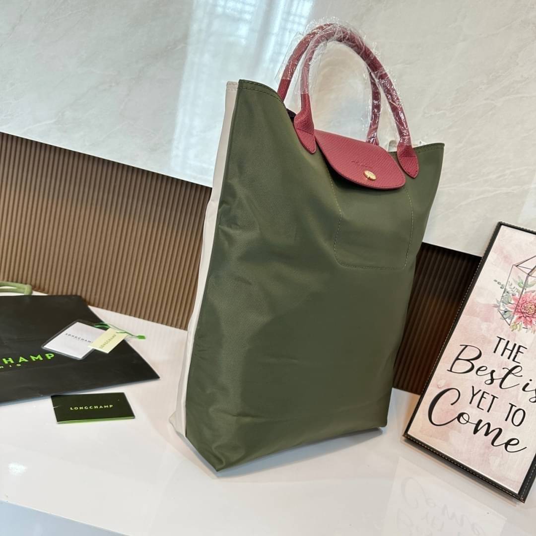 LONGCHAMP LE PLIAGE RE-PLAY TOP HANDLE BAG สินค้ารุ่นลิมิเต็ด collection สุดปัง ซื้อใบเดียวเหมือนได้2 ใบ กระเป๋าสะพายแนวตั้งที่กว้างขวาง มีเอกลักษณ์เฉพาะตัวแต่มีดีไซน์ที่น่าดึงดูด