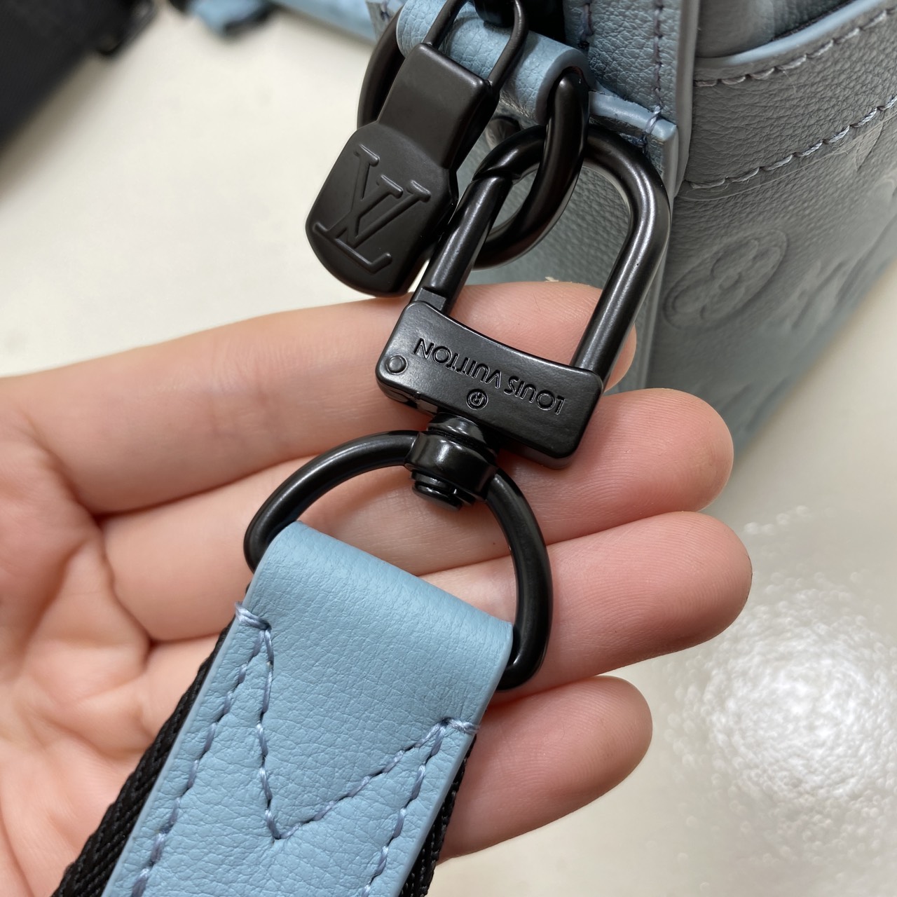 TOP ORI หนังแท้ | LV Trio Messenger Bag กระเป๋าสะพายทรงแมสเซ็นเจอร์ Monogram Shadow Sky Blue ดีไซน์ทันสมัยในโทนสีสปอร์ต เอกลักษณ์ของความหรู ไฮคลาสอย่างลงตัว