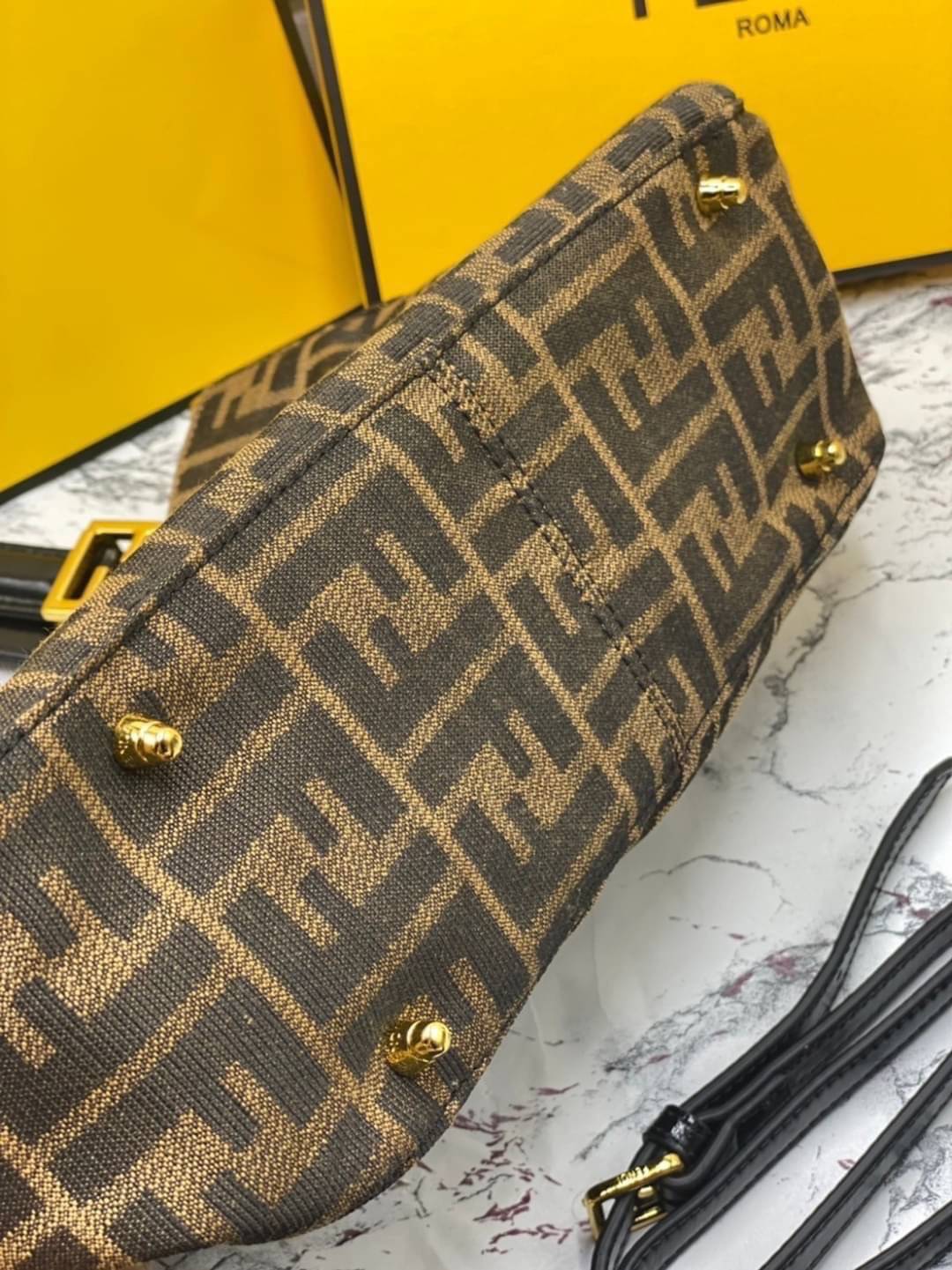 FENDI TOTE BAG 30cm กระเป๋าถือ/สะพายไหล่ ทรงสวย หรู ดูแพงเกินเบอร์!! ⭐️⭐️ วัสดุผ้าท็อปแคนวาสลายแบรนด์เต็มใบ ภายในโล่งกว้าง มาพร้อมหูจับในตัวและสายสะพายไหล่ ใช้งานได้ 2IN1 ✔️👍 ใบนี้จุของได้เยอะมากๆเลยน้า เหมาะกับสาวๆที่สัมภาระเยอะ หรือใช้สะพ