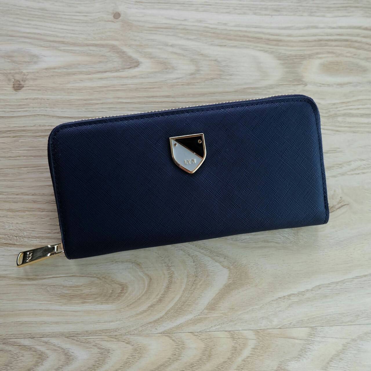 LYN Long Wallet กระเป๋าสตางค์ใบยาว วัสดุหนังลาย Saffiano - ตัวกระเป๋าเปิด - ปิดด้วยซิปรอบ - ภายในมีช่องใส่บัตรหลายช่อง มีช่องใส่ธนบัตร และช่องซิปใส่เหรียญค่ะ