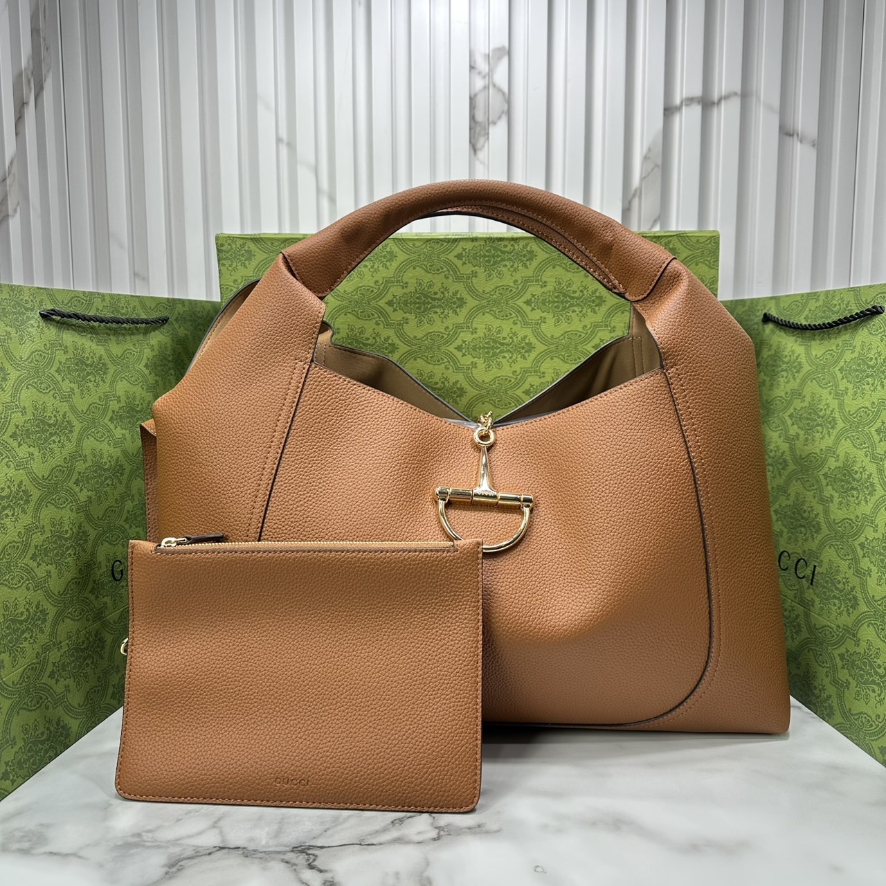 Gucci Softbit maxi shoulder bag โฉมใหม่ล่าสุด กับกระเป๋าสะพายรูปทรงใหม่เรียบหรูด้วยหนังลายเกรน ใบใหญ่จุใจพร้อมใบลูกเข้าเซ็ท ตกแต่งอะไหล่ Horsebit ครึ่งรูปขนาดใหญ่ด้านหน้าสวยหรูโดดเด่น สวยผู้ดี ดารา เซเลปใช้กันเพียบ