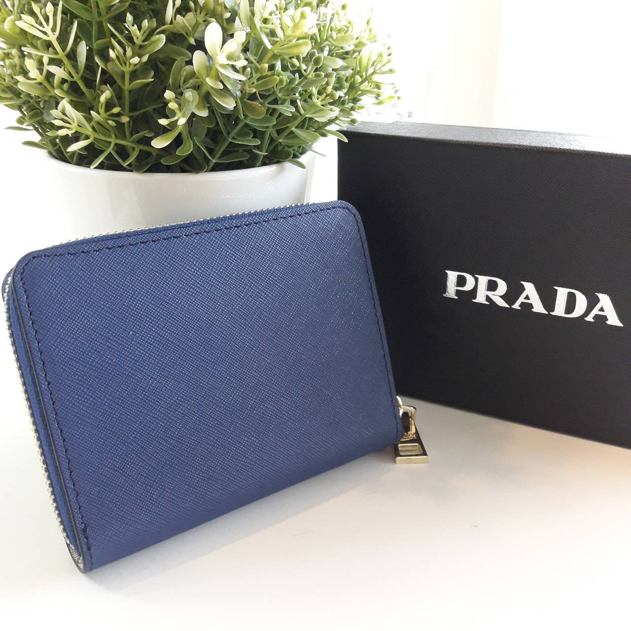 New Item! สำหรับสาวๆที่ชอบถือ **กระเป๋าสตางค์ใบเล็ก ขอแนะนำ Prada Short Saffiano wallet กระเป๋าสตางค์สั้น ขนาดกะทัดรัด เปิดปิดด้วยซิป อะไหล่ทอง ปั้มแบรนด์ ทั้งใบ **จุดเด่น มีช่องใส่รูปถ่าย ใส่บัตรได้หลายช่อง ด้านในมีช่องซิปแยกอีก1ช่องค้า อีกหนึ่งไอเท็มที่