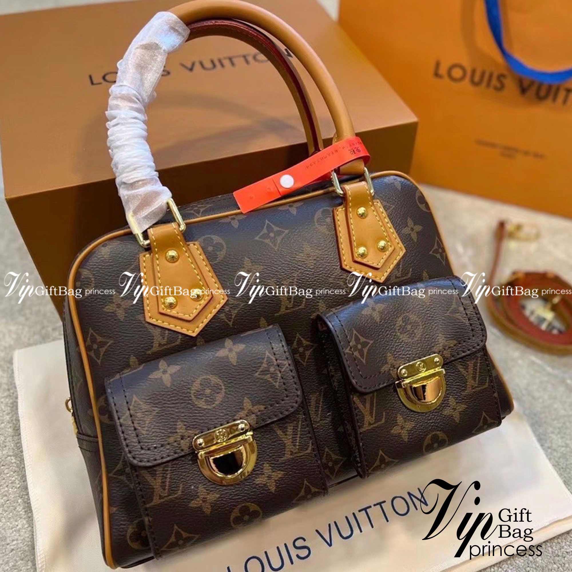 LV Manhattan Pm Monogram Handbag กระเป๋าถือทรงผู้ดี คลาสสิค สวยหรู ไซส์กำลังสวย ดีไซน์ตกแต่งกระเป๋าเล็กด้านหน้า ใส่ของจุกจิกได้ วัสดุหนังแคนวาส ภายในโล่งกว้างมาก มีช่องซิปและช่องย่อย มาพร้อมสายสะพายครอสบอดี้