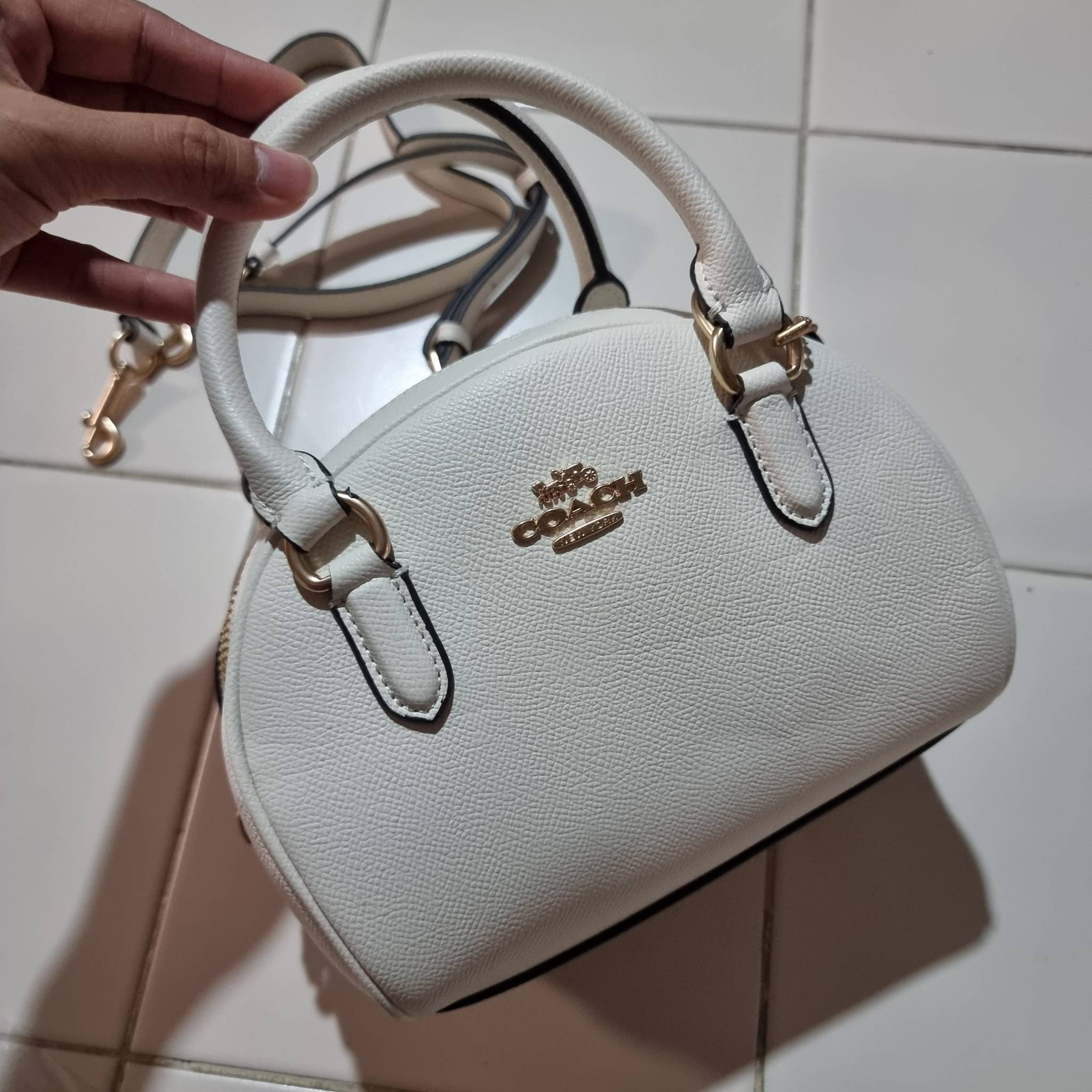 COACH SYDNEY SATCHEL BAG CA202 CA591 CB596 ใหม่ล่าสุด กับคอลที่สาวๆต้องหลงรัก กระเป๋าสะพายทรง satchel ที่มีรูปทรงดึงดูดสายตา สวยแรกเห็น วัสดุหนัง crossgrain พร้อมหูจับในตัว เปิด-ปิดด้วยซิป ภายในโล่งกว้าง ขนาดกำลังดี มีสายครอสให้ ปรับได้ตามชอบ ใบจริงลูกคุณ
