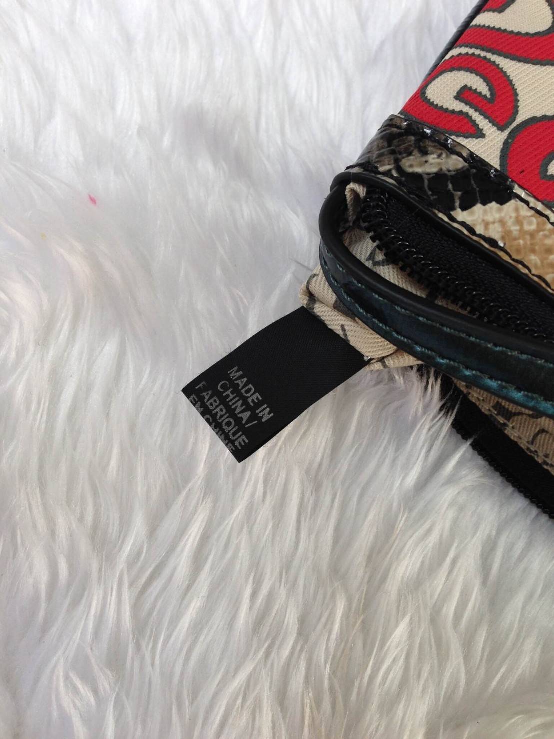 Guess clutch bag กระเป๋าคลัชถือ มาพร้อมสายสะพาย น้ำหนักเบา สีสันสวยงาม แต่งแคนวาสด้วยอักษรG สลับหนังลาย โลโก้โลหะสลักบนหนัง สามารถใส่ iPhone 8+ ได้ สวยหรู น่าใช้มากค่า