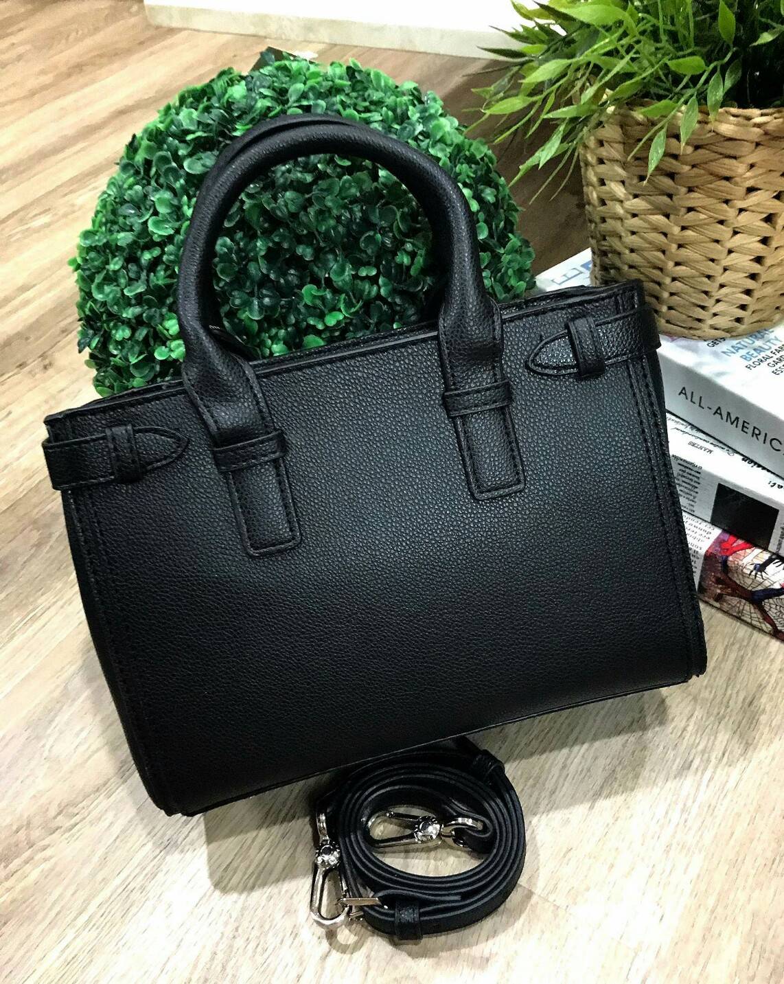 CHARLES & KEITH BASIC TOP HANDLE BAG กระเป๋าถือหรือสะพายรุ่นใหม่ชน shop ดีไซน์สวย อยู่ทรง ขนาดกำลังดี น้ำหนักเบา ด้านหน้าประดับโลโก้แบรนด์ เปิดปิดด้วยซิปสะดวกใช้ ด้านข้างมีสายรัดปรับทรงกระเป๋าค่ะ ภายในมีช่องซิป ใส่กระป๋าสตางค์ใบยาว mini iPad ได้ค่ะ มีหมุด