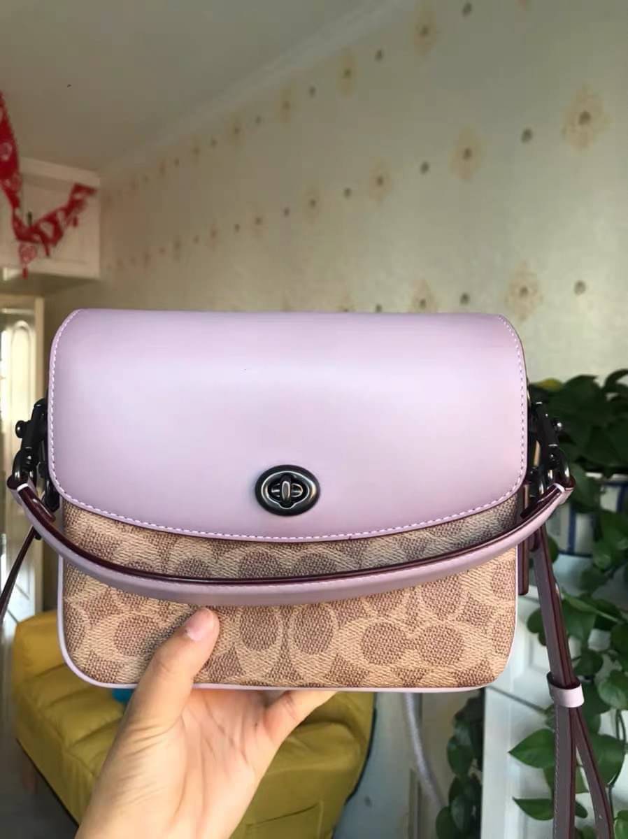 3สาย Coach 89089 Cassie Crossbody 19 In Signature Canvas เรียบหรู ดูดี ต้องไอเท็มนี้เลยจ้า กระเป๋าถือ/สะพายข้าง สุดพิเศษ!! มีสายมาให้ถึง 3 แบบ!! สลับใช้แมทช์ตามสไตล์ได้เลย วัสดุหนังแคนวาสสลับหนังเรียบ เปิด-ปิดด้วยตัวบิดล็อค ภายในแบ่งสัดส่วนอย่างดี ใส่ของไ