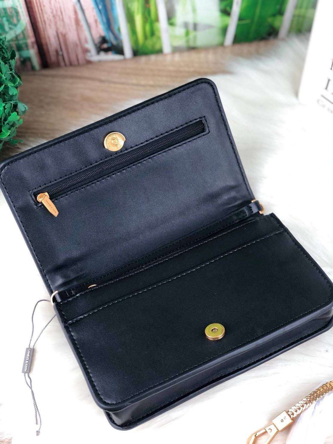 New Collection 2019! CHARLES & KEITH CHAIN RIMMED CLUTCH กระเป๋าสะพายคอลเลคชั่นใหม่ แต่งโซ่รอบกระเป๋าสีทองสวยหรูมากๆ ด้านหน้าปั๊มโลโก้แบรนด์ เปิดปิดด้วยกระดุมแม่เหล็ก ด้านในมีช่องด้านหน้า ช่องใหญ่และช่องซิป 1 ช่อง สามารถใส่โทรศัพท์ iPhone plus ได้ค่า และย