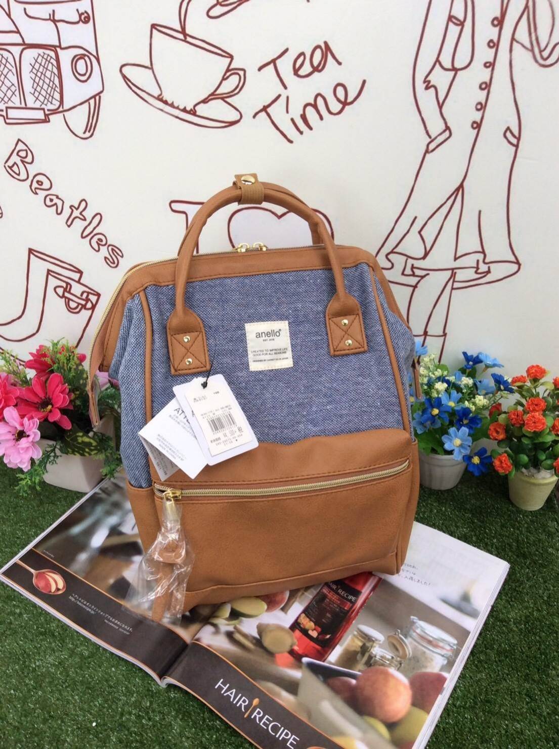 เป้ฮิตติดชาร์จกับ Anello รุ่น The emporium dark brown(limited edition) ขนาดมินิ กำลังดี วัสดุผ้าแคนวาสสลับหนัง polyester ปากกระเป๋ากว้างมีโครง มีตัวล้อคที่หูจับ ด้านหลังมีซิปสะดวกต่อการหยิบของภายใน ด้านข้างมีช่องทั้งสองข้าง กว้างจุได้เยอะ น้ำหนักเบา ดูแลร