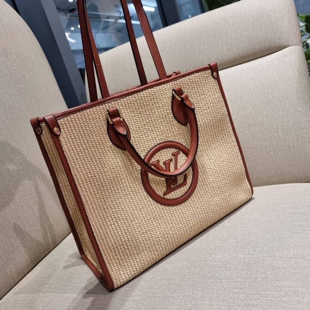 VIP 🥂 LV RAFFIA TOTE BAG ไอเท็มเอ็กซ์คลูซีพใหม่ล่าสุดก่อนใคร กระเป๋าสะพายใบใหญ่รุ่นลิมิเต็ด หายาก ด้วยวัสดุสังเคราห์จากธรรมชาติ สานเต็มใบออกมาเป็นลวดลายสวยงาม และยังโดดเด่นด้วยโลโก้ สีโทนอุ่น ทำให้ไอเท็มนี้ ดูดีน่าค้นหา ด้วยทรงโท้ทที่ทำให้สามารถจั