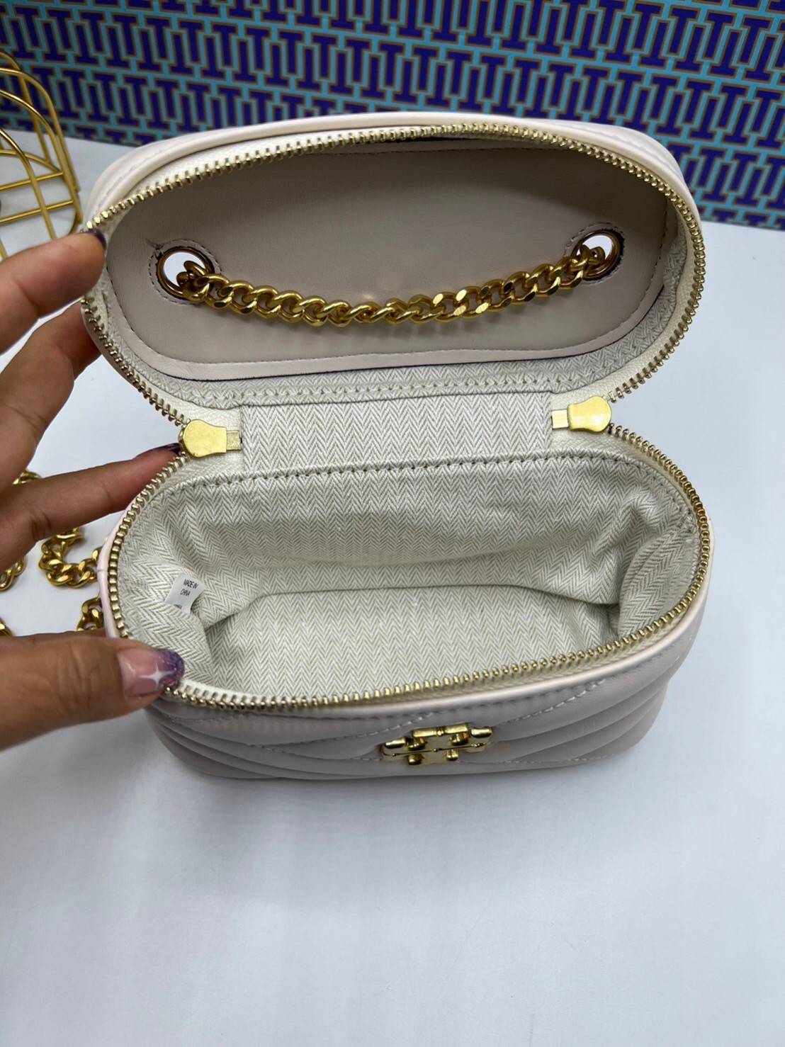 TORY BURCH Kira Chevron Mini Vanity Case Bag กระเป๋าถือ/สะพาย ใส่เครื่องสำอางค์ ใส่ของใช้จำเป็นได้ ทรงกล่องสวย ที่สามารถใช้เป็น everyday bag สะพายได้ทุกวัน