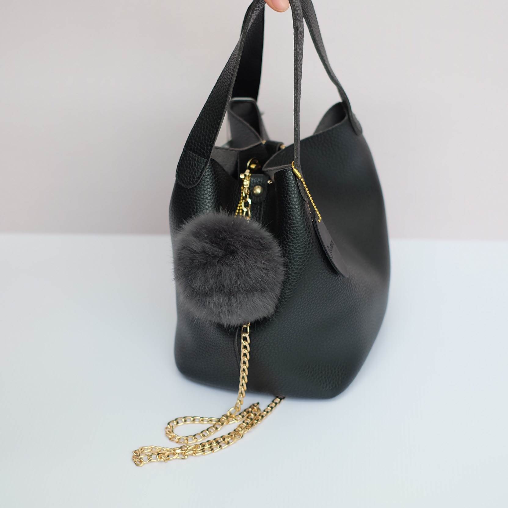 รุ่นใหม่ล่าสุดจาก แบรนด์ Berke สวย หรู เวอร์วัง อีกแล้วค่า กับกระเป๋า 2 in 1 ปรับเก็บทรง ได้ถึง 2 แบบ มาพร้อมพวงกุญแจ ปอมปอม ฟรุ้งฟริ้ง น่ารักมาก คะ ตัวกระเป๋าเป็นหนัง PU อย่างดี เนื้อนิ่ม สามารถสะพายได้หลายรูปแบบ มีสายยาวให้คะ ใบนี้บอกเลย สวย คุ้มเกินราค