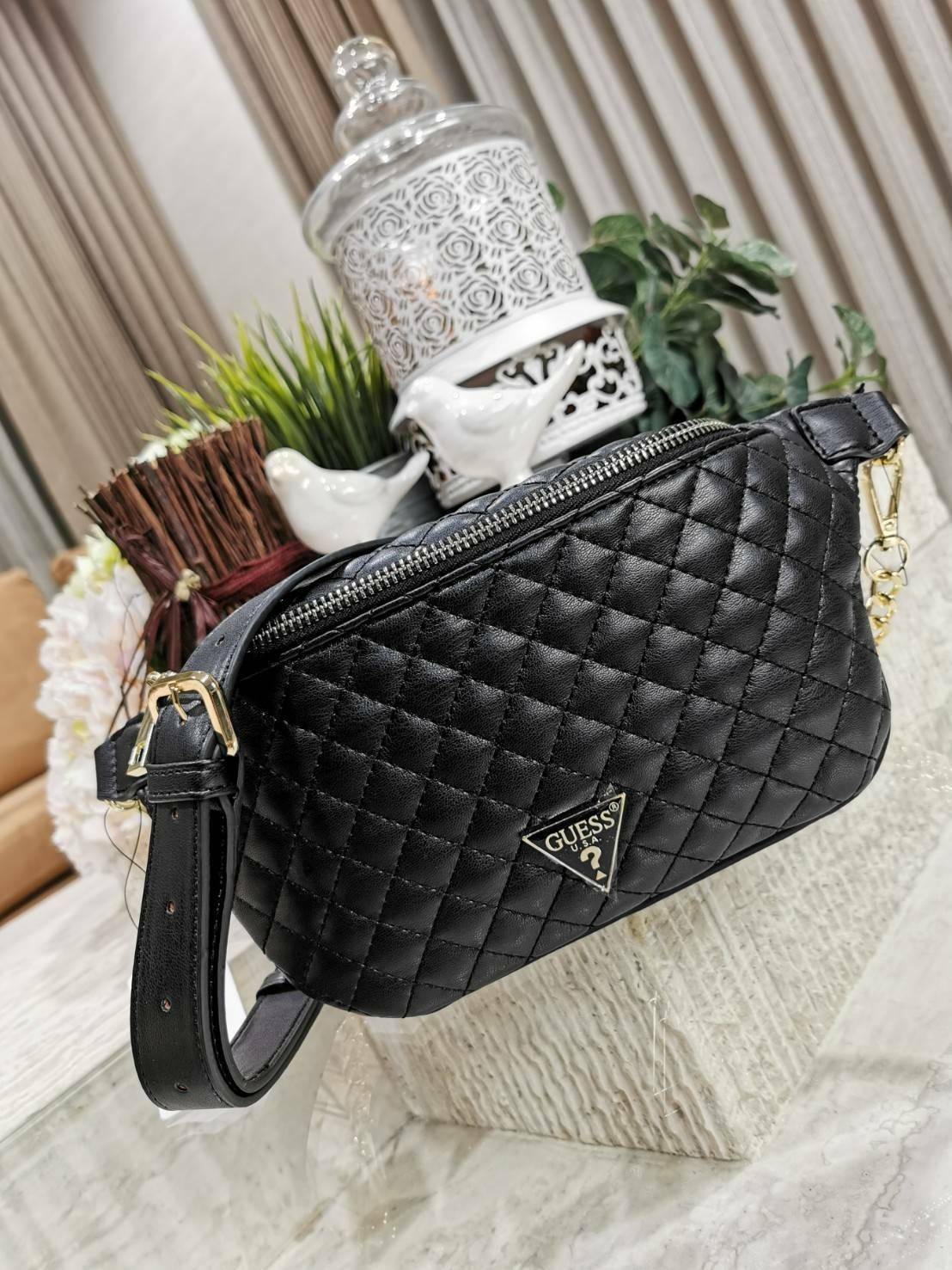 Guess Woman Factory Belt Bag กระเป๋าสะพาย/คาดเอว/คาดอก รุ่นใหม่ดีไซน์ยอดนิยมจาก GUESS FACTORY วัสดุหนังเเกะสังเคราะห์เนื้อหนานิ่มลายตาราง เปิดปิดด้วยซิปสะดวกใช้ ด้านหน้ามีโลโก้ ภายในมีโลโก้และช่องซิป มาพร้อมสายสะพายให้เลือกใช้ถึง2แบบไม่จำเจ ทั้งสายโซ่และส