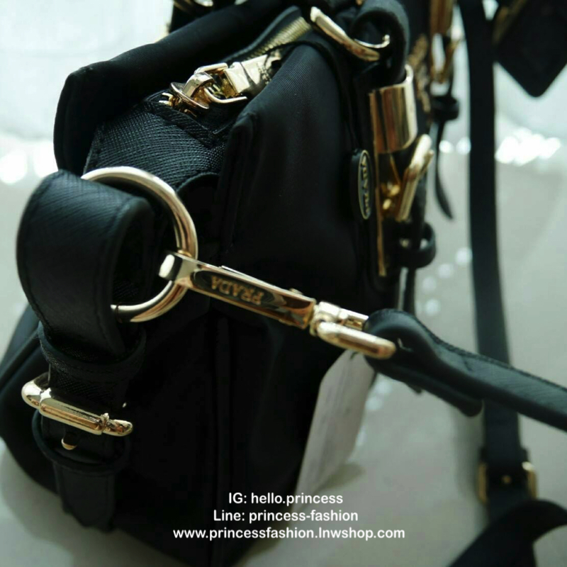 กระเป๋าสะพายทรง Handbag จากงานพรีเมี่ยมกิ้ฟ แบรนด์ PRADA ของแท้100% เป็นกระเป๋าผ้า Nylon สลับหนัง PU จุของได้เยอะ สะพายไหล่ได้ เปิดปิดด้วยซิป ถือก็สวยๆ มีสายยาวค่ะ ใช้แล้วสวยมากๆคุ้มเกินราคารับประกัน รีบช้อปก่อนหมดน้าาา Don't miss เลยค้าาา
