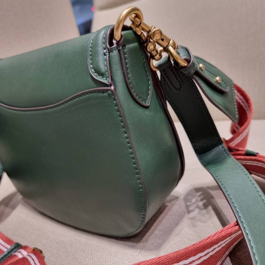 COACH C0749 BEAT SADDLE BAG The best item! ที่สาวๆรอคอย! ฮอตไฟลุก! สีหายาก ละมุนคุณหนู คอลเลคชั่นใหม่ ดีไซน์หรูหรา พิเศษมากๆมาพร้อมสายสะพาย 2 เส้น ใช้คู่กันหรือแยกสะพายก็สวยครบสูตร กระเป๋าสะพายทรง saddle คลาสสิค วัสดุหนัง glove-tanned ทนทาน เปิด-ปิดด้วยกร