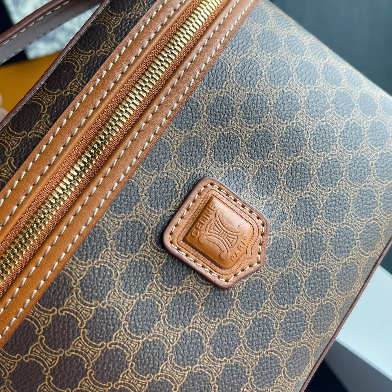 หนังแท้ CELINE VANITY VINTAGE BAG / Celine Macadam Vanity Bag Dark brown กระเป๋าถือ ใส่เครื่องสำอางค์หรือของใช้ต่างๆได้ ภายในโล่งกว้าง ซิปรอบใช้งานง่าย จุของได้เยอะ เกรดออริจินอลงานหนังแท้ทั้งใบ พิมพ์ลายคมชัด ปั้มลายชัดเจน ภาพสินค้าถ่ายจากงานขายจริง ใช้งา