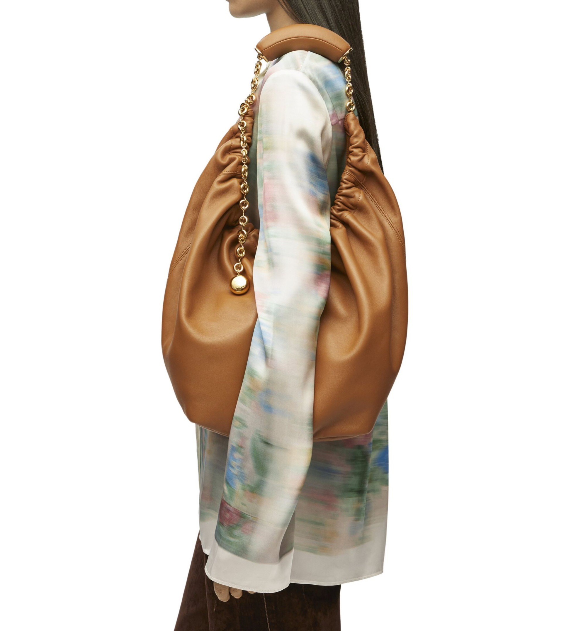 LOEWE Medium Squeeze bag in nappa กระเป๋าสะพายคอลใหม่ ดีไซน์เก๋เรียบหรูงานสวยทั้งภายนอกและภายใน ขึ้นแบบจากงานจริง เป๊ะสุด ปั้มทุกจุด งานจริงสวยทุกมุมเป๊ะปังมากค่ะ