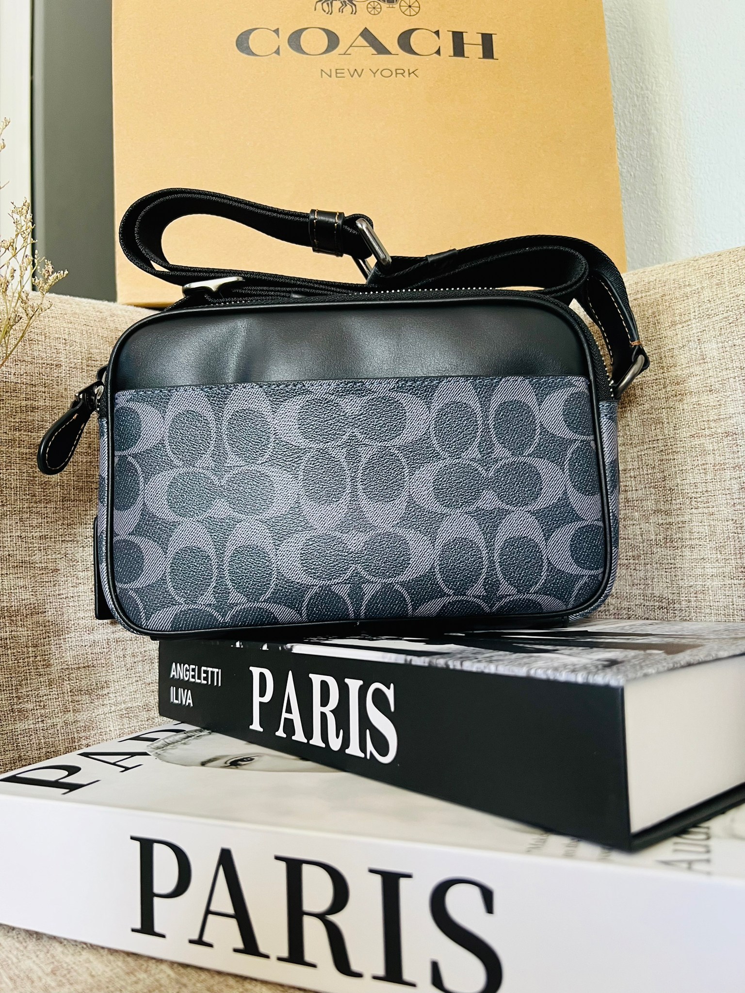 COACH Graham Crossbody In Blocked Signature C9965 กระเป๋าสะพายข้างผู้ชาย กระเป๋าผ้าเคลือบซิกเนเจอร์และหนังอย่างดี ภายในกระเป๋าเอนกประสงค์ ปิดซิปคู่ ซับในผ้า กระเป๋าสลิปด้านนอก สายปรับได้ยาว 25 นิ้ว สำหรับสะพายไหล่หรือสะพายข้าง