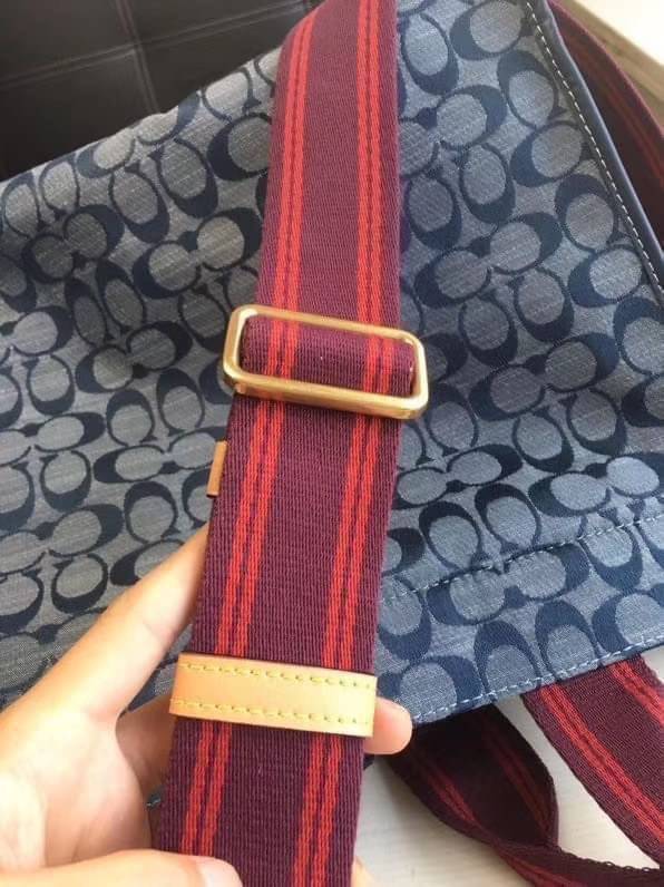 COACH Tote 34 In Signature Chambray หากคุณกำลังมองหากระเป๋าที่มีดีไซน์แปลกตา ไม่ค่อยเหมือนที่พบเห็นทั่วไป ต้องเป็นรุ่นนี้เลยค่ะ นอกจากจะผลิตจากผ้าแชมเบรย์ซึ่งมีน้ำหนักเบาแล้ว ยังให้สีสันคล้ายกับสียีนส์ สายสะพายและหูหิ้วสไตล์สปอร์ต ที่สำคัญยังมีหมุดปิดกระเ