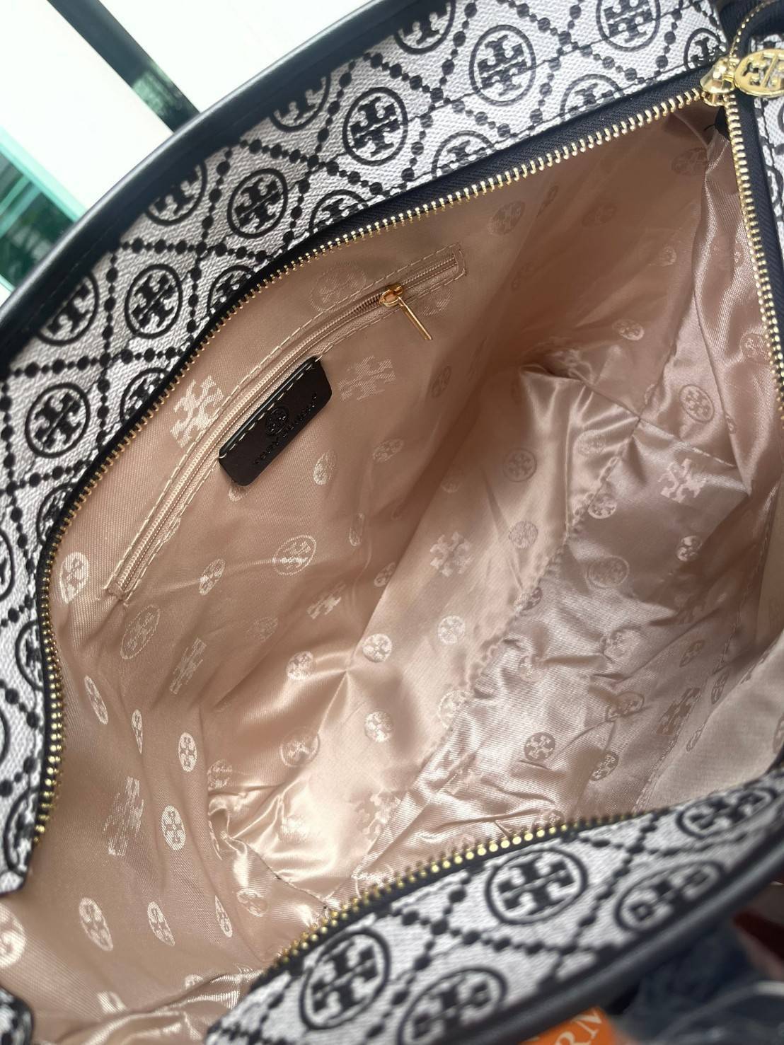 OUTLET 】Tory burch T Monograme Large shopping bag กระเป๋าสะพายใบไหล่ใบใหญ่ โดยตัวกระเป๋าทำมาจากผ้าแคนวาสเคลือบผิวด้านทนต่อรอยขีดข่วนได้เป็นอย่างดี ขนาดที่ใหญ่สามารถใส่ได้ทั้งเอกสารและสัมภาระต่างๆ พร้อมด้วยซิปปิดกระเป๋าด้านบนจึงเป็นอีกรุ่นที่เหมาะกับสาวออฟ