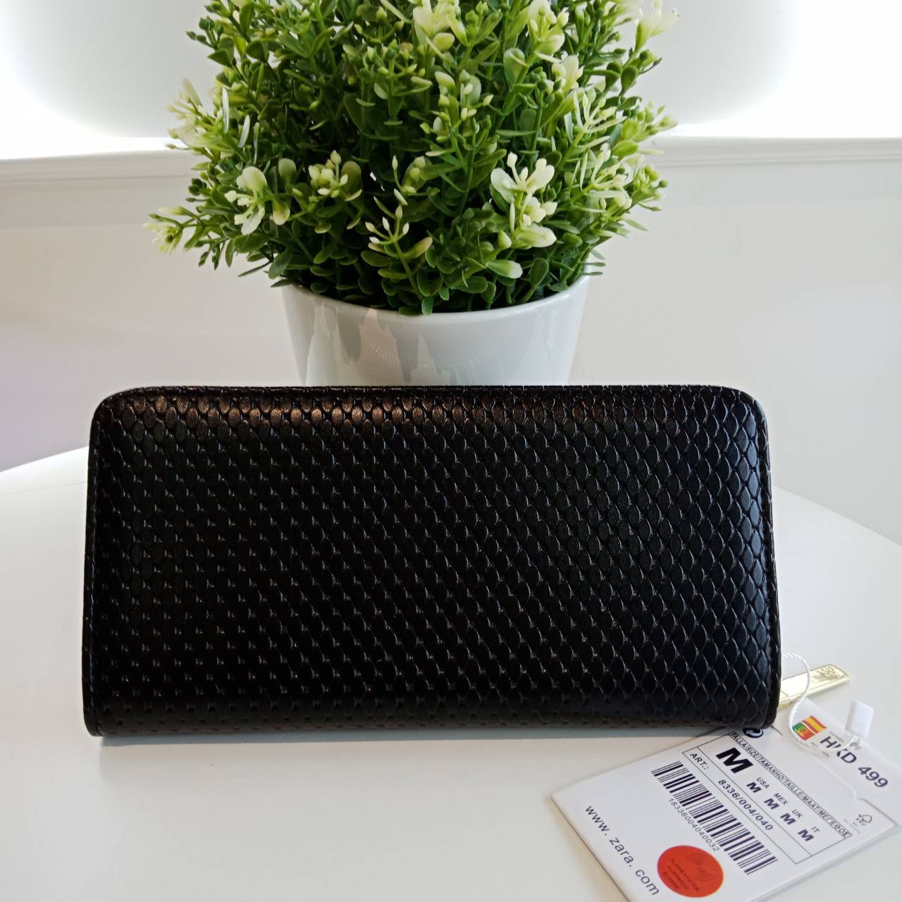 Restock! กระเป๋าสตางค์ยาว ZARA กระเป๋าสตางค์ใบยาวซิปรอบจาก ZARA Outlet หนังสีดำ ลายสวยไม่เหมือนใคร หนังนิ่มมือ ภายในมีโลโกอะไหล่ทอง มีช่องใส่บัตรหลายช่อง ใส่แบงค์ เหรียญ ได้ค่ะ ดีไซด์เรียบหรูหรือจะซื้อเป็นของขวัญ ใบนี้แนะนำเลยคะ!