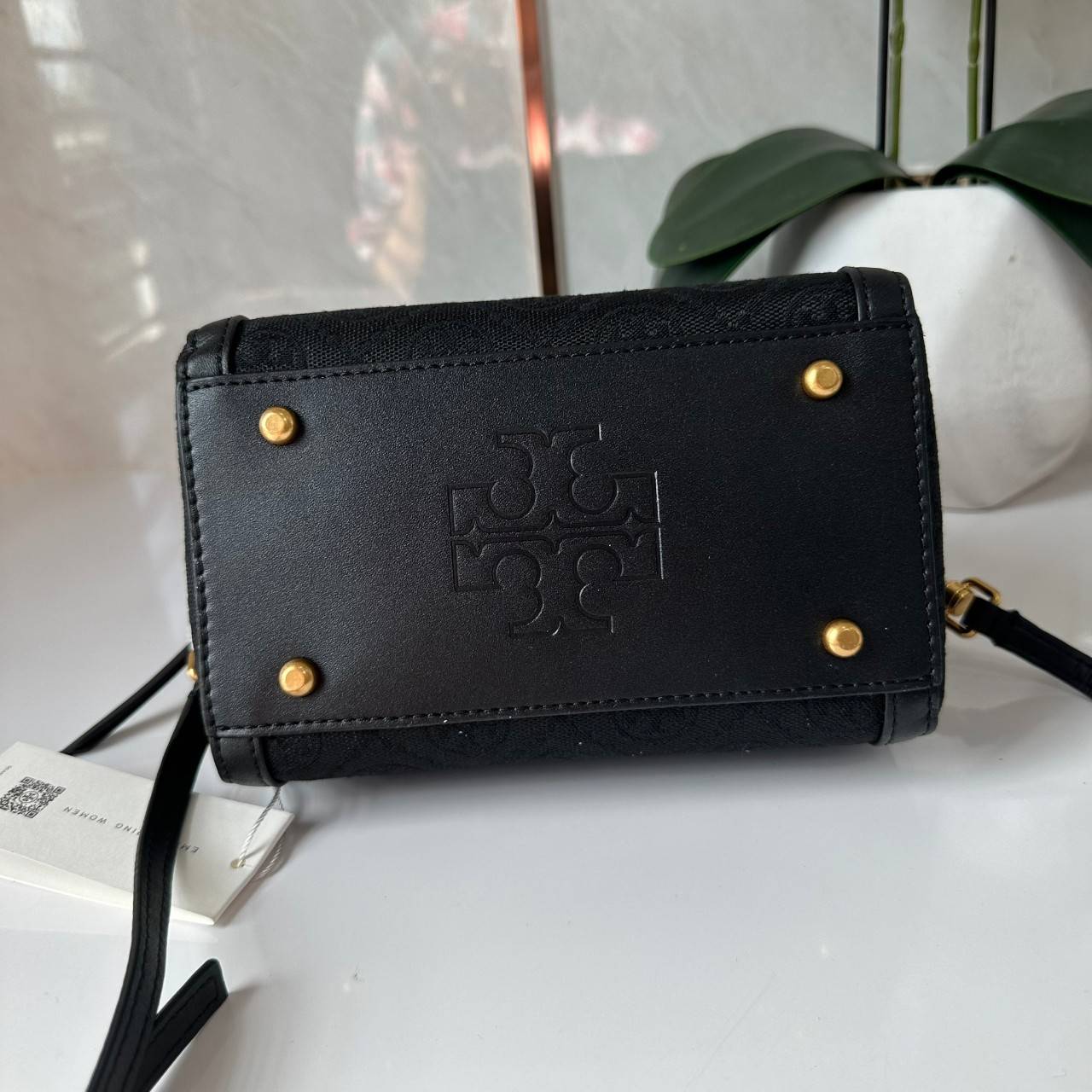 Small TORY BURCH T MONOGRAM PETITE BARREL BAG in black / Tory Bucket Bag สีดำคลาสสิก กระเป๋าทรงขนมจีบ กระเป๋าทรงหมอนดีไซส์มินิน่ารัก