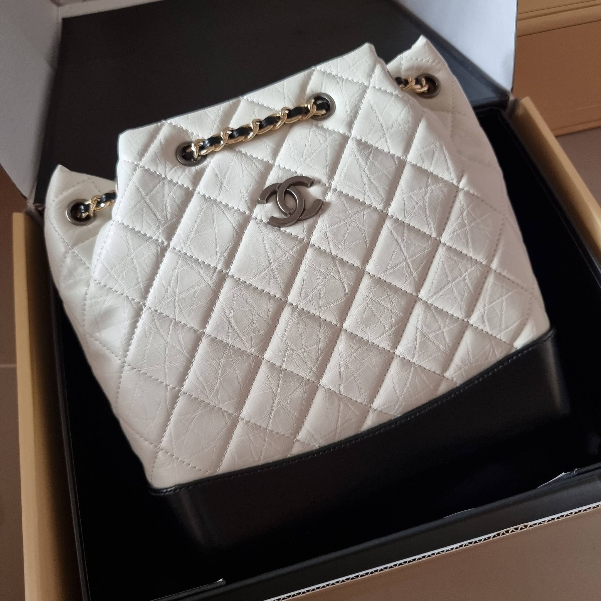 Chanel gabrielle backpack ไอเท็ม best seller กับรุ่นสุดปังในรูปแบบกระเป๋าเป้ ดีไซน์หรูคลาสสิค สายสะพายในตัวรูดปากกระเป๋าเก็บทรงได้ หรือจะรูดด้านหน้ายาวสุด