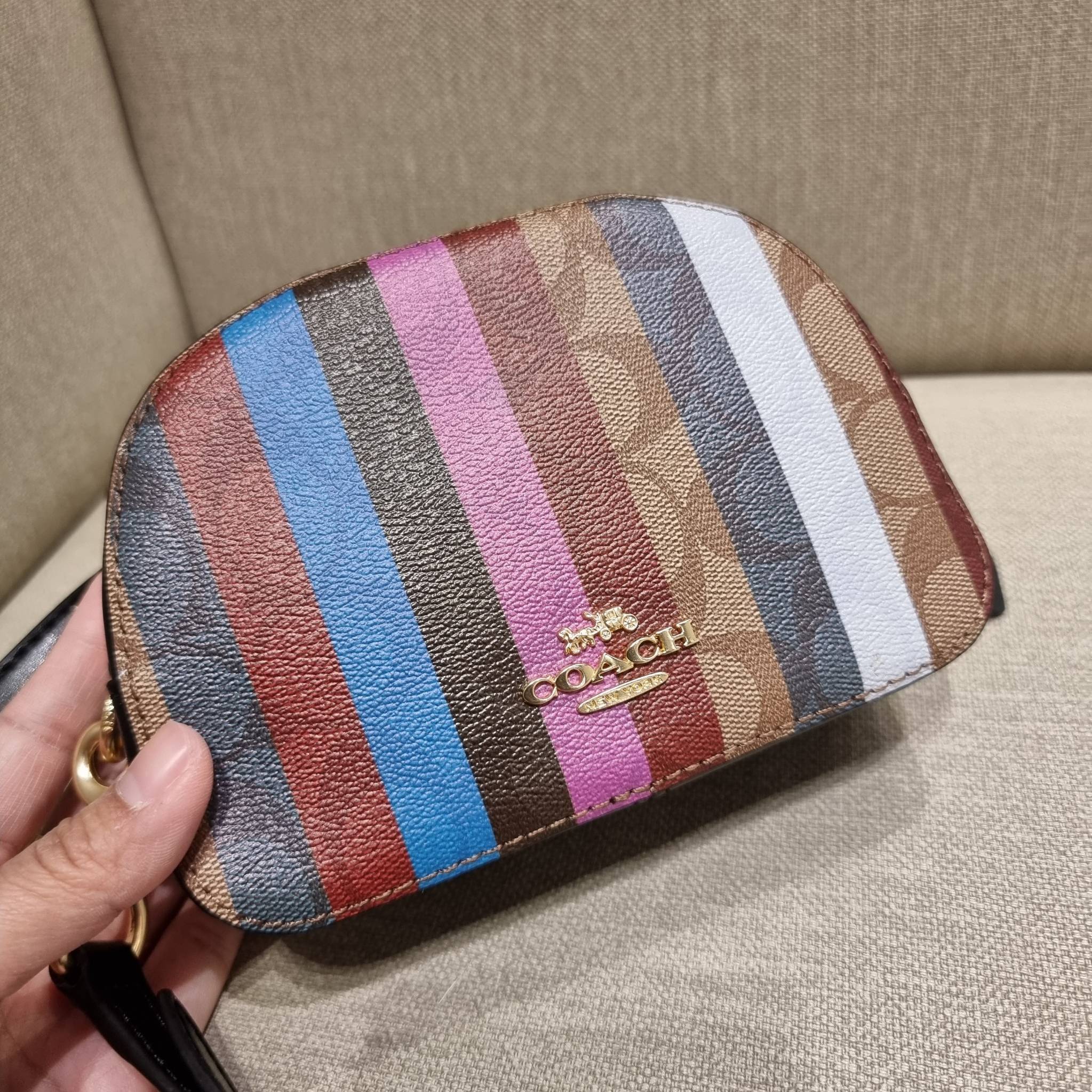 OUTLET 】COACH C5590 MINI SERENA CROSSBODY IN SIGNATURE CANVAS WITH STRIPE PRINT มาจ้าแม่ มาหนักๆอีกแล้ว กับคอลเลคชั่นที่ขายดี ขายหมด ไม่เคยพอจะขาย!! มินิเซเรนา ดีไซน์สดใส น่ารักน่าใช้ที่สุด วัสดุหนังแคนวาสเคลือบลาย เปิด-ปิดด้วยซิป สะดวกใช้ ภายในเป็นช่องโล