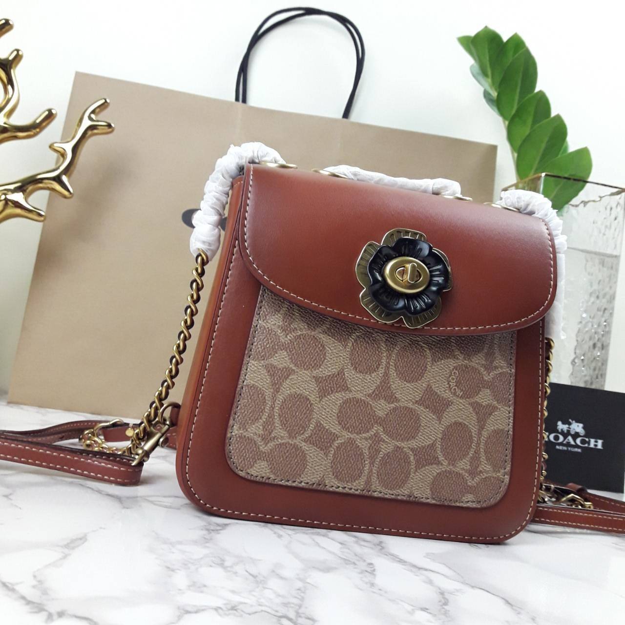 OUTLET 】COACH MADISON CONVERTIBLE BACKPACK 18 IN SIGNATURE CANVAS (C0828) ใบเดียว เปลี่ยนลุคได้เยอะขนาดนี้ ต้องมีแล้ว 🍁ใบนี้ ปรับลุคได้ตามใจสั่งเลย >> เป็นเป้ได้ คล้องไหล่ได้ คลอสบอดี้ได้ หรือจะปรับสายสั้นเก็บด้านในกระเป๋า ถือแบบสวยๆ ดูดีแบบ