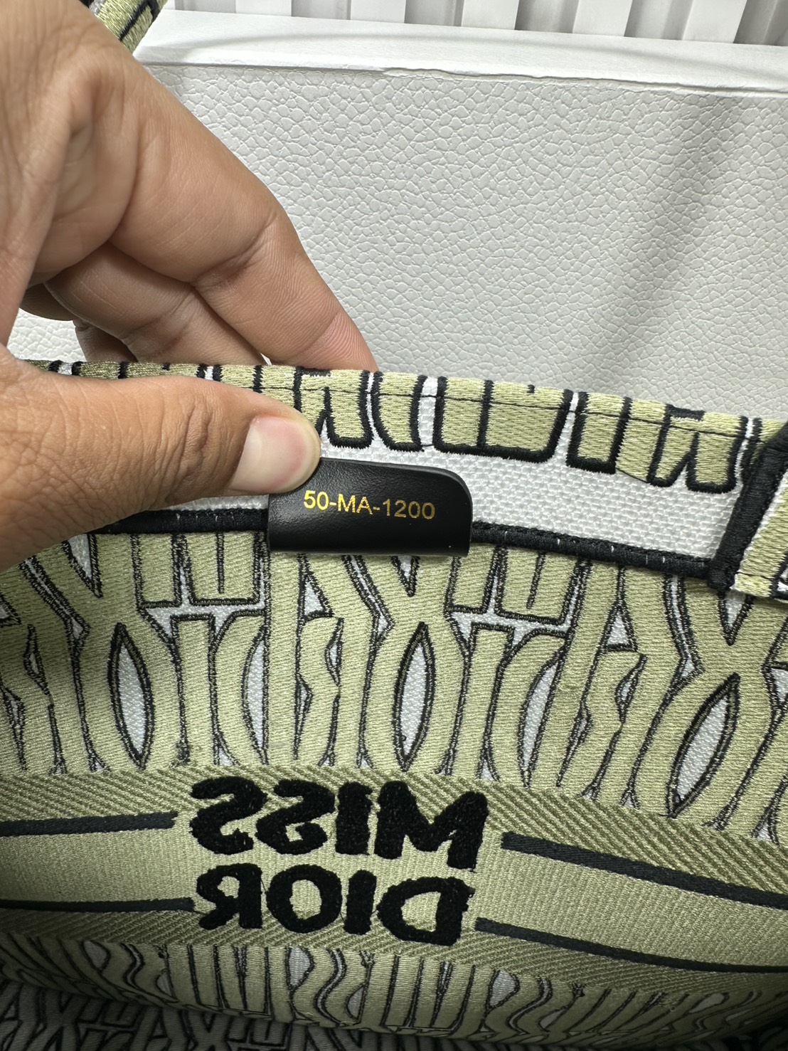 ORI หนังแท้ | Dior Miss Dior Allover Book Tote Handbag 16" กระเป๋าทรงโท้ทคอลใหม่ ดีไซน์ลวดลายกราฟฟิกสวยงามและหรูหราโดดเด่นไม่เหมือนใคร