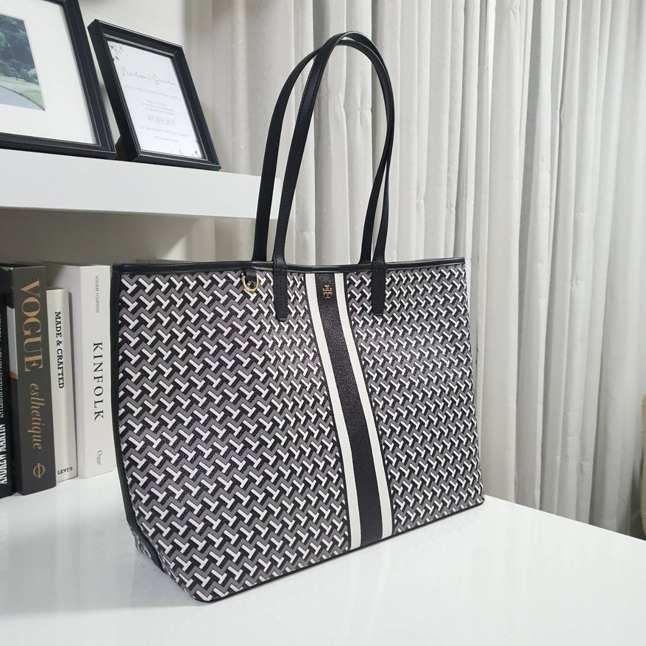 TORY BURCH T LINK TOTE BAG กระเป๋าสะพายไหล่ทรงช้อปปิ้ง ทรงคลาสสิค ฮิตตลอดกาล ทรงสวยขนาดกำลังดี ตัวกระเป๋า วัสดุหนัง PU ด้านหน้าติดโลโก้แบรนด์มาพร้อมที่คล้องกุญแจ ตัดแถบเส้นลายกราฟฟิค เปิดปิดด้วยกระดุมแม่เหล็ก ภายในมีช่องแยกลายแบรนด์สวยงาม โล่งกว้าง ภายในบ