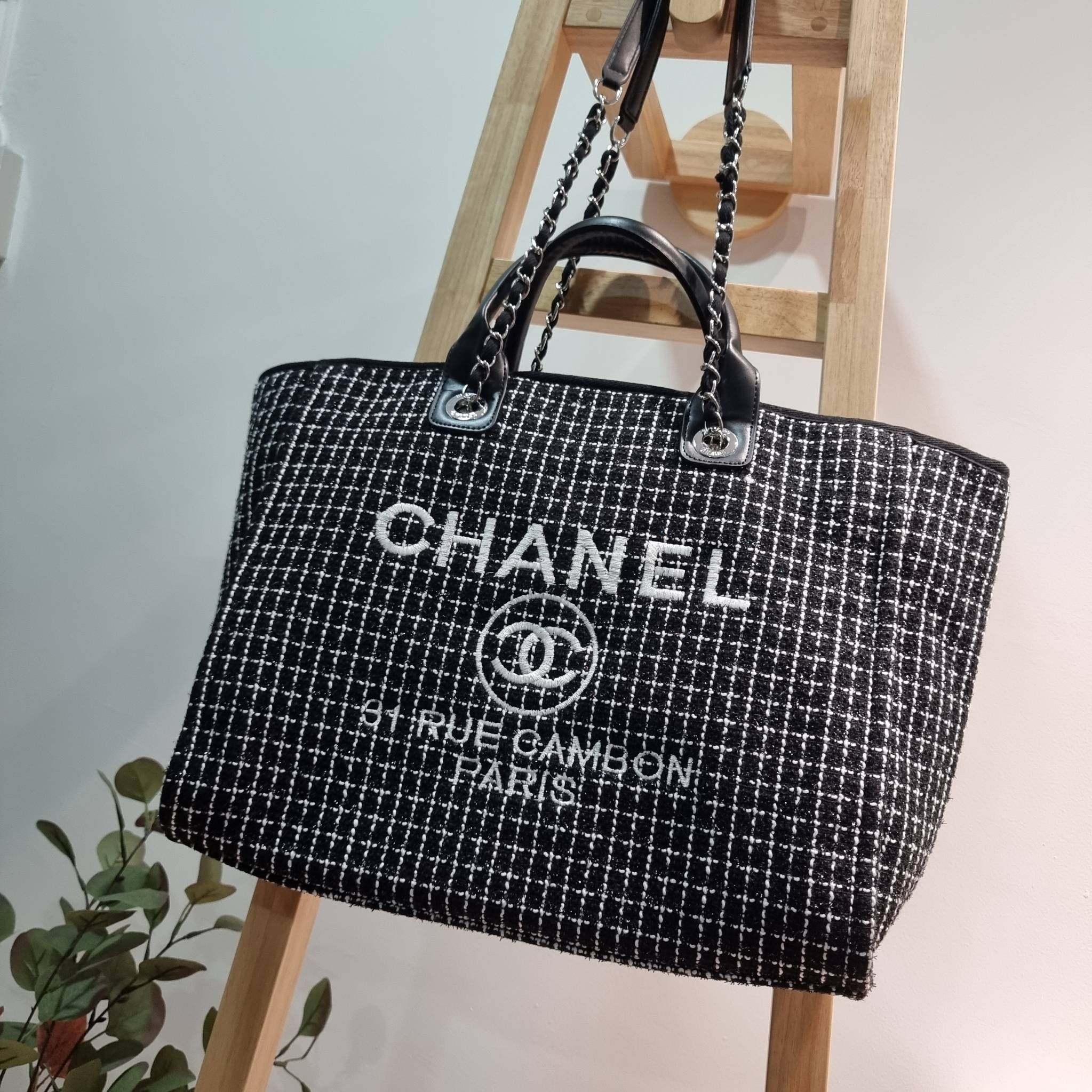 CHANEL LARGE TOTE BAG / CHANEL DEAUVILLE TOTE / CHANEL TOTE BAG กระเป๋าสะพายผ้าทวิต ทรงโท้ทใบใหญ่ ต้อนรับเทศกาลท่องเที่ยวช่วงสิ้นปีนี้ ใครมองหากระเป๋าสะพายไปเที่ยว ใบนี้น้องตอบโจทย์แน่นอน ด้วยดีไซน์โทนสีที่ใช้ได้กับทุกโอกาส และขนาดกว้างที่จุของได้แบบไร้กั