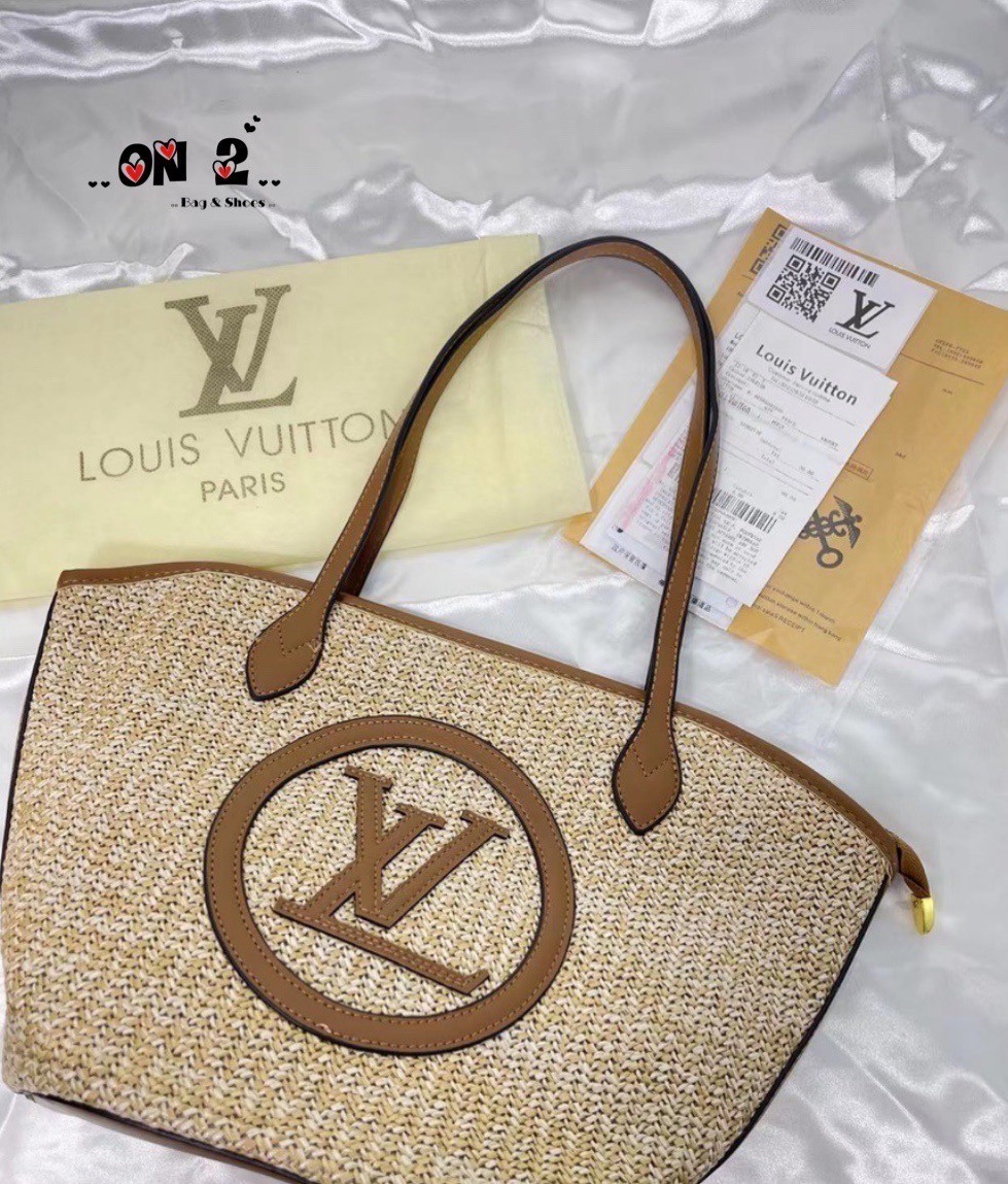 LV SAINT JACQUES TOTE BAG 25cm กระเป๋าสะพายรุ่นลิมิเต็ดหายาก ด้วยวัสดุสังเคราห์จากธรรมชาติ สานเต็มใบออกมาเป็นลวดลายสวยงาม และยังโดดเด่นด้วยโลโก้ สีโทนอุ่น