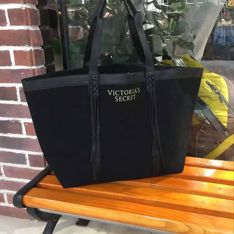 New Arrival! Victoria's Secret Canvas Large Tote Bag♡ กระเป๋าสะพายใบใหญ่ จุของได้คุ้ม! วัสดุทำจากผ้า canvas เต็มใบ น้ำหนักใบ ด้านหน้าแต่งโลโก้แบรนด์สีทอง มีพู่เก๋ดีไซน์สวย ด้านในบุผ้าปั้มแบรนด์ ใส่ของได้เยอะจุใจ จะถือไปเที่ยวหรือไปเรียน ก้น่าร