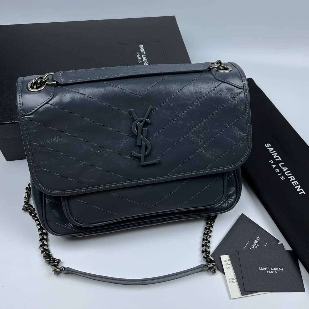 Saint Laurent Niki shoulder bag กระเป๋าสะพายรุ่นโดดเด่นด้วยโครงสร้างทำจากหนังวัว หนังมันเงา นิ่ม งานสวยมากๆ ค่ะ ด้านหน้าประดับโลโก้แบรนด์ และมีช่องสำหรับเก็บของที่หยิบใช้บ่อย ตอบโจทย์การใช้ชีวิตระหว่างวันได้ดีมากๆ สายสพายดีไซน์ได้หลายรูปแบบ แมทกับการแต่งต