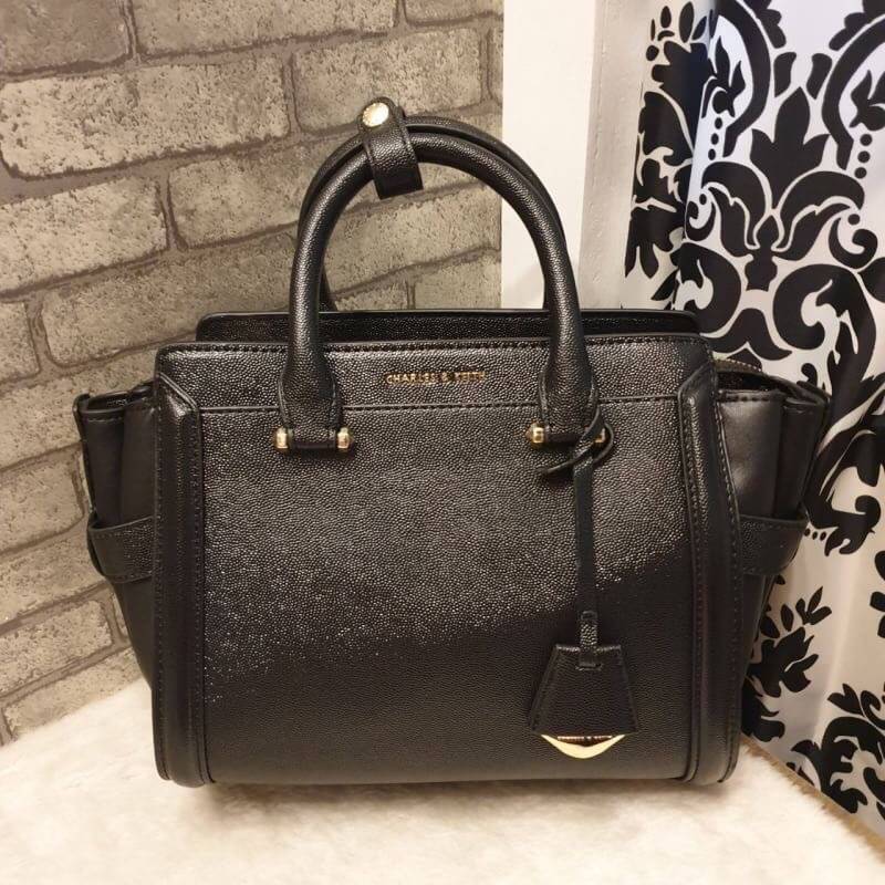 CHARLES & KEITH STRUCTURED TRAPEZE BAG กระเป๋าสะพาย/ถือใบสวย หน้าคาเวียอะไหล่ทอง วางอยู่ทรง มาพร้อมพวงกุญแจหนังห้อย วัสดุด้านหน้า-หลังเป็นลายคาร์เวียร์ ด้านข้างซ้ายขวาหนังเรียบ มีหมุดรองฐาน ด้านหลังมีช่องซิปใส่ของจุกจิก เปิดปิดด้วยซิปบน ด้านในจุของ มีช่อง