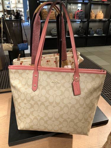 OUTLET 】COACH F58292 CITY ZIP TOTE IN SIGNATURE 16" รุ่นขายดี!! ไซส์ใหญ่ สีสวยมาให้แบบจัดเต็ม!! กระเป๋าถือทรงโท้ทใบใหญ่ สวยน่าใช้ทุกสี สะพายคล้องไหล่ได้เก๋ๆ จุของแน่นๆไปเลยจ้า!! วัสดุหนังแคนวาสคุณภาพ ปากกระเป๋าเปิด-ปิดด้วยซิป กันของหล่นได้ ถือไปไหนก็