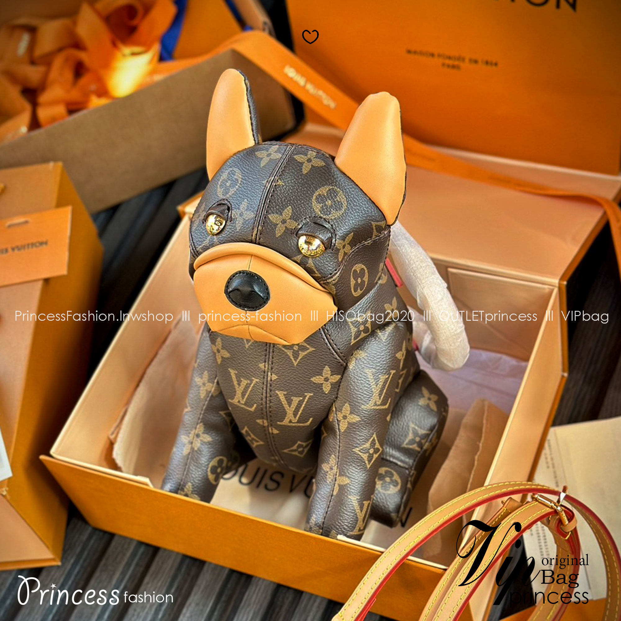 LV Pooch bag กระเป๋าสะพายรูปทรงน้องหมา Pooch 3D แสนน่ารัก งานหนังแท้ แคนวาสแท้พิมพ์ลายคมชัด มาพร้อมป้ายแท็กห้อย LV Lovers คอลใหม่มีมาให้สวยได้ตลอด!! สาวก dogs lover ต้องไม่พลาดเลย