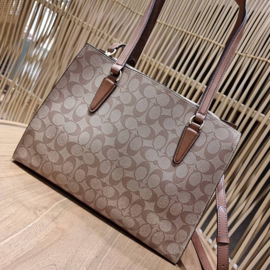 COACH C4075 TATUM CARRYALL IN SIGNATURE CANVAS คอลเลคชั่นใหม่ล่าสุด จัดมาให้ได้สวยก่อนใคร สวยหรูทุกสี!! ลุคผู้ดีต้องมาอีกหนึ่ง กระเป๋าสะพายทรงสวย ที่มาพร้อมสายสะพายไหล่ในตัว และสายครอสบอดี้สำหรับสะพายข้าง วัสดุหนัง crossgrain สวยคมมากๆ ตัวกระเป๋าถูกแบ่งเป