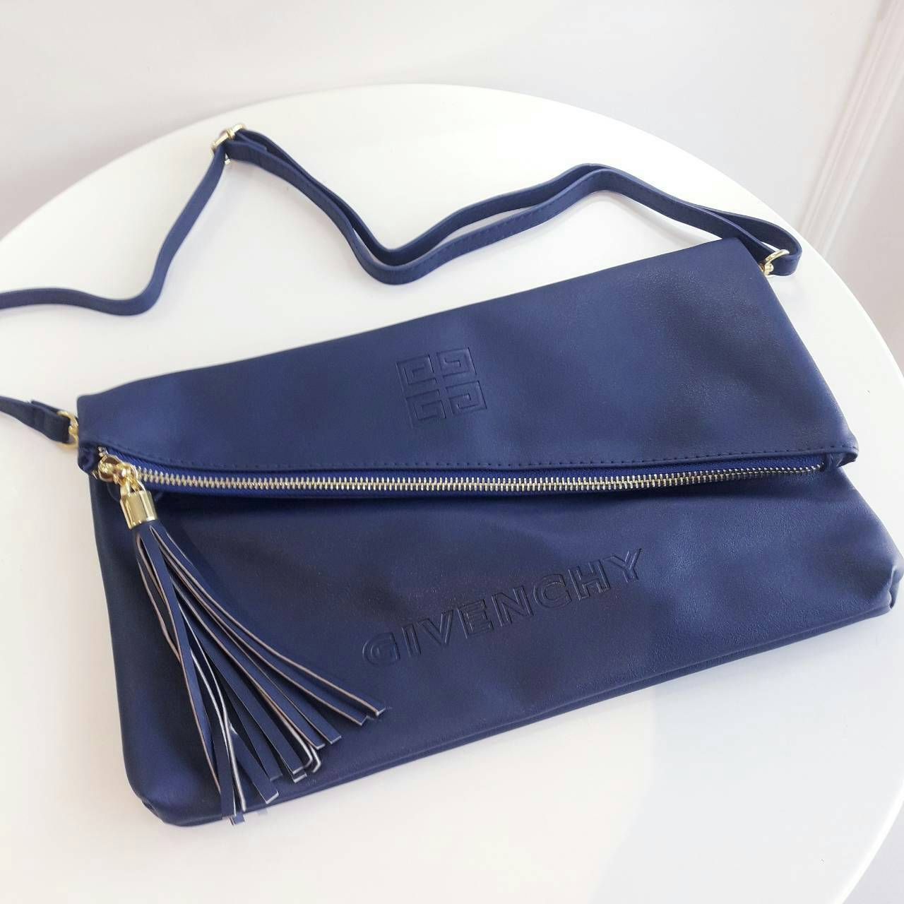 GIVENCHY ENVELOPE CLUTCH BAG กระเป๋าสะพายหรือ cluth bag วัสดุหนัง PU. ดีไซน์เก๋ ซิปเฉียงพร้อมซิปแบบพู่ สามารถสะพายหรือถือเป็น cluth ได้ค่ะ ภายในจุได้เยอะ ใส่ มีช่องซิปเล็กอีก 1 ช่อง ซับในลายแบรนด์ ใบนี้ all in 1 ค่ะ คุ้มสุดๆ