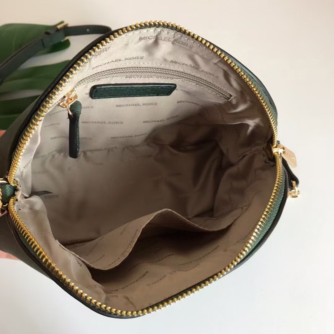 MICHEAL KORS CROSSBODY BAG กระเป๋าสะพายแบรนด์ดังทรงสุดฮิตหนัง SAFFIANO ทั้งใบ